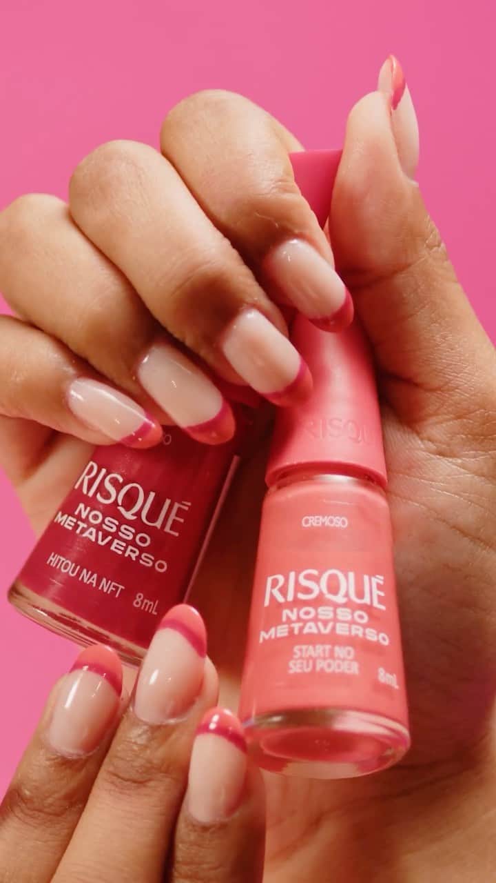 Risqueのインスタグラム：「Inspire-se na nossa inglesinha com #RisquéNossoMetaverso para expressar a sua versão de hoje. 💅 A gente escolheu os vidrinhos Start No seu Poder e Hitou na NFT para essa nail art. E você, qual cor irá escolher? Conta aqui nos comentários! 👇  Compre no link da bio.  #RisquÉNOSSAMETAVERSO #EsmaltesRisqué #RisquéOficial」