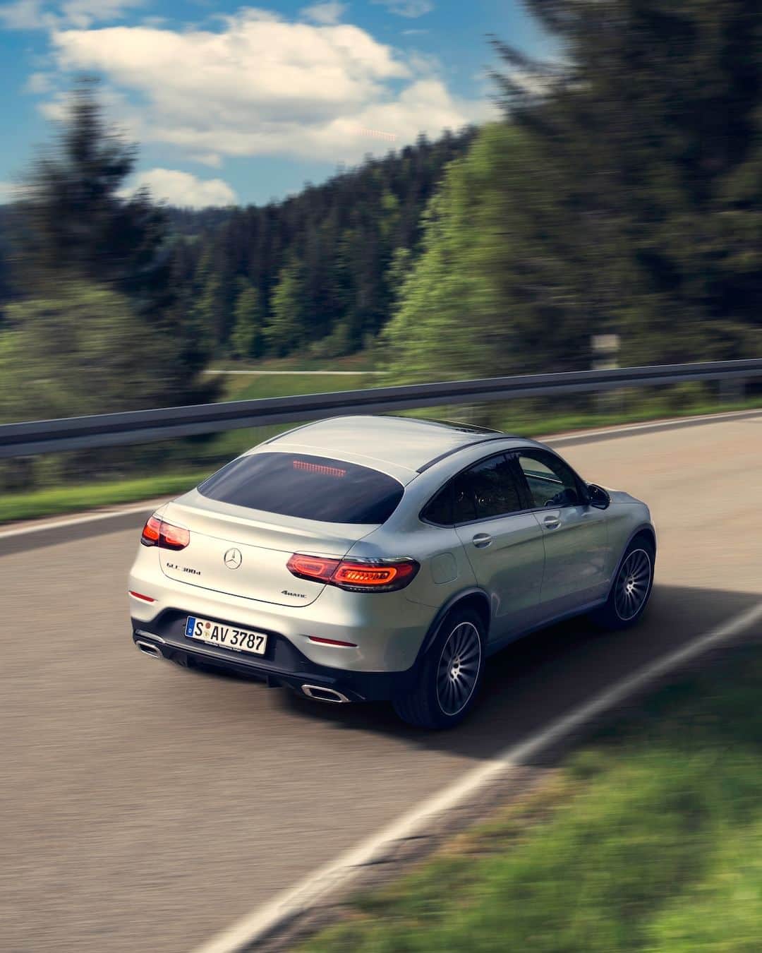 Mercedes-Benz Thailandのインスタグラム：「Hit the road with the Mercedes-Benz GLC Coupé.  ออกเดินทางได้ทุกจุดมุ่งหมายที่ต้องการกับ Mercedes-Benz GLC Coupé รถยนต์อเนกประสงค์ SUV ไม่ว่าจะเป็นเส้นถนน หรือ เส้นทาง Off-Road ก็ลุยได้อย่างเต็มที่ไม่มีจำกัด มาพร้อมระบบขับเคลื่อน 4 ล้อ มอบการขับขี่ที่นุ่มนวลและสะดวกสบายในทุกเส้นทาง  📷  Calvin Leander Photography for #MBcreator  *อุปกรณ์บางส่วนในภาพอาจแตกต่างจากที่จำหน่ายจริง โปรดตรวจสอบรายการอุปกรณ์ของรถยนต์แต่ละรุ่นที่ผู้จำหน่ายฯ อย่างเป็นทางการทั่วประเทศ​​  #GLC #Coupé #MercedesBenz #MercedesBenzThailand」