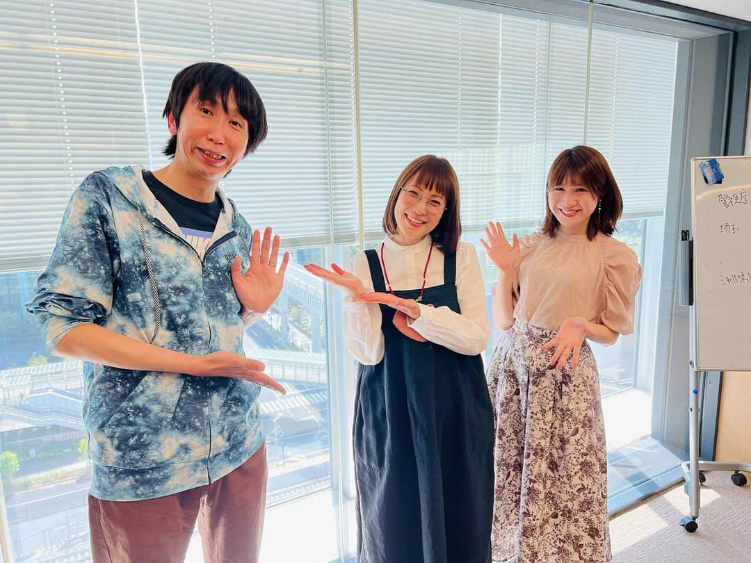 鈴木杏樹のインスタグラム：「文化放送✨ 『おとなりさん』✨✨  山根さんと坂口さん 大変お世話になりましたっ🙇‍♀️❣️  山根さんっ✨ 舞台“明るい夜に出かけて”以来の再会っ 嬉しかったです💕  楽しかったなぁ‼️😍❣️  どうもありがとうございました🙏✨✨  MUSIC10のリスナーの皆さん💓 メールたくさん送ってくださって どうもありがとうございましたっ‼️✨  #鈴木杏樹#AnjuSuzuki  #文化放送 #おとなりさん  #アンガールズ山根 さん  #坂口愛美 さん #番組のスタッフの皆様 #大変お世話になりました  #どうもありがとうございました 🙇‍♀️  #明るい夜に出かけてのみんなも💓ありがとう💕 #オールナイトニッポンmusic10  #Music10リスナーさんありがとうございました💕」