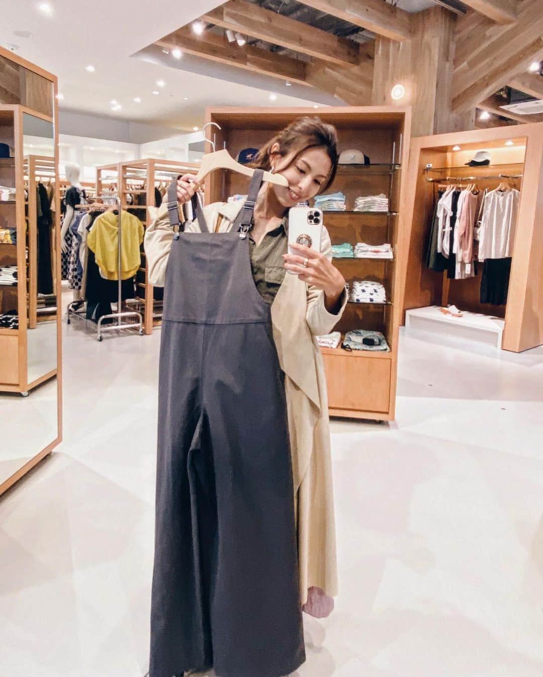 高橋菜摘のインスタグラム：「. ついに本日湘南にアウトレット @the_outlets_s がGrand Open🎊  Open前にご招待頂いたので夫婦で beamsでお買い物してきました🛍 ↪︎ @beams_outlet_shonanhiratsuka   可愛い服がたくさんあったよ👗 試着室も広くて子連れでも安心だし 子供服も超可愛いかったから今度連れてこよ👦🏽👧🏼  4月30日(日)までの期間中は オープンを記念した限定イベント ガラポンが出来るよっ🫶🏽 私が画像で持ってるエコバッグや バランスタワー、レジャーシートなどが当たるの🎯  ここはファッションやアウトドアだけじゃなく スーパーや電気屋さんとかも入ってる 珍しいタイプのアウトレット。 もうすでに行きたくなってきた〜🤎  #beams #beamsoutlet #outlet #groundopen #beamsoutletshonanhiratsuka #shonan #ビームス #ビームスアウトレット #湘南 #ビームスアウトレット湘南平塚 #アウトレット #ジアウトレット湘南平塚」