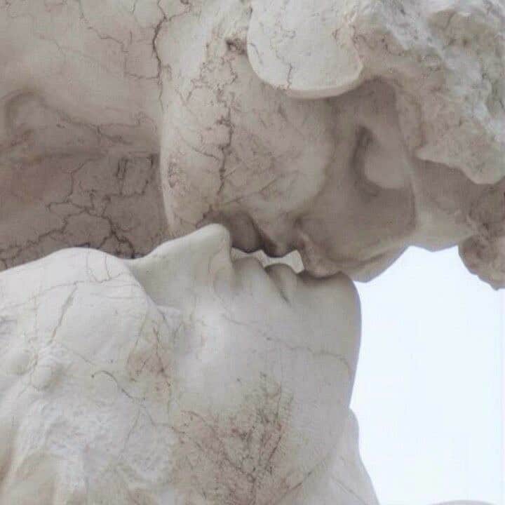 のインスタグラム：「send this to someone you wanna make out with👀」