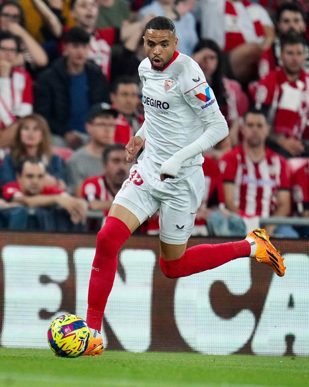 セビージャFCのインスタグラム：「⏸ Descanso en San Mamés. 0-0)  💪🏽❤️ ¡VAMOS, EQUIPO!  #WeareSevilla #NuncaTeRindas #AthleticSevillaFC」