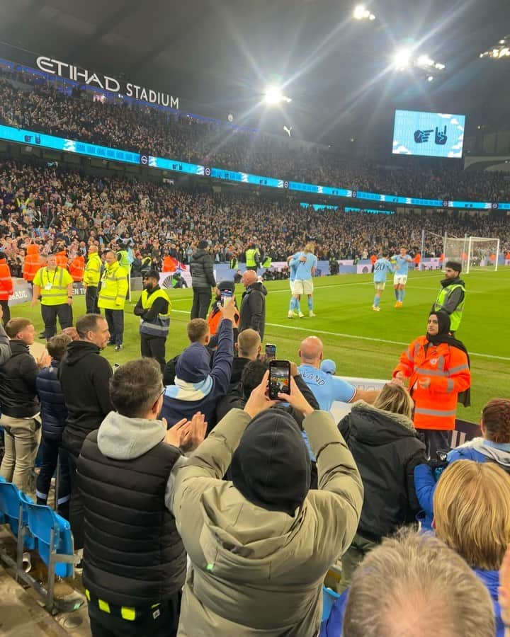 ニコ＆ヴィンスのインスタグラム：「What a guy. We’re obviously Man U and Chelsea fans but we are also norwegians and fans of greatness and last night was one for the history books. Thanks to @mancity for the invite.」