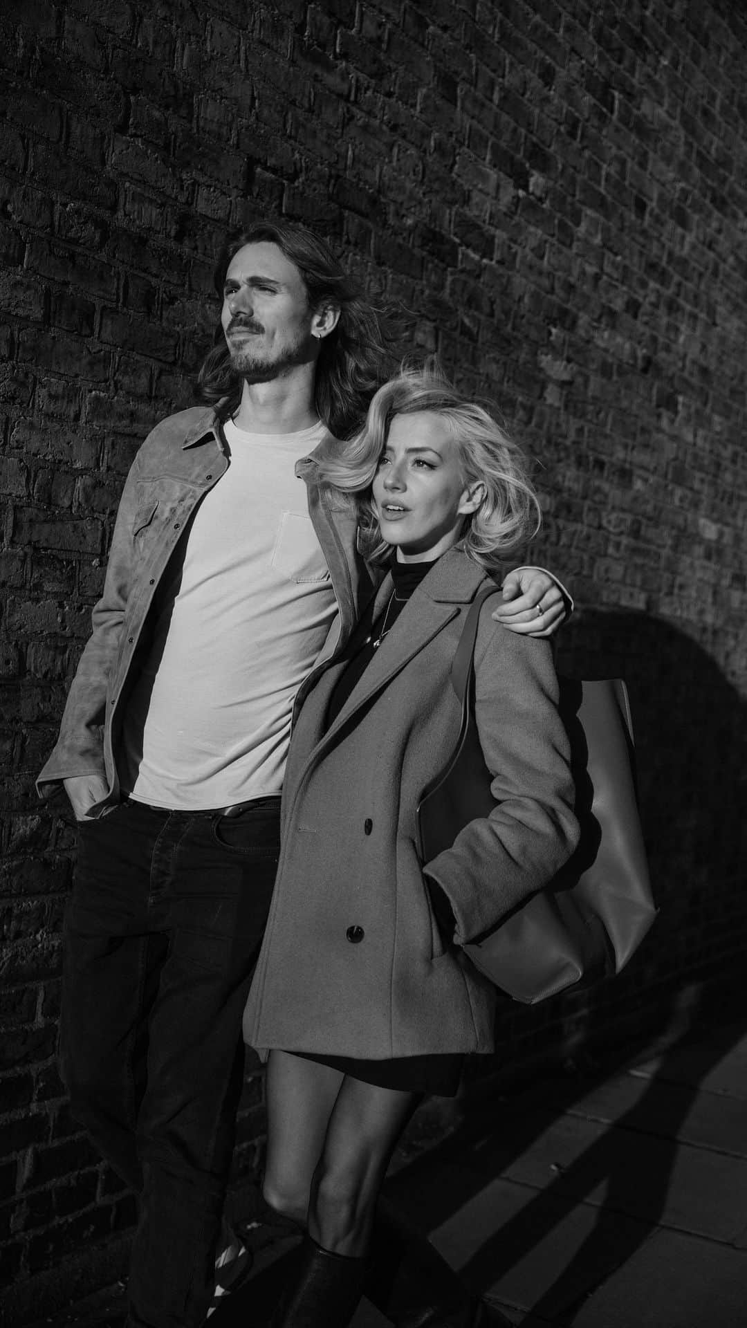 サラ・ミカエラのインスタグラム：「A forgotten Ibiza fit-check that’ll definitely work for this London Spring.. 🌦️   #fitcheck #couplestyle #couplevideos」
