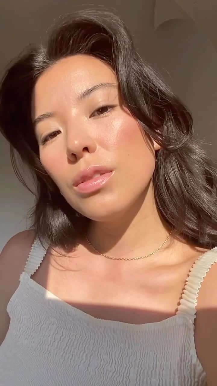 ジョジー・マランのインスタグラム：「What is it about a good contour video that is so mesmerizing? (especially one that involves a cameo by our Creamy Concealer Crayon 😍.) Well played, @mexicanbutjapanese」