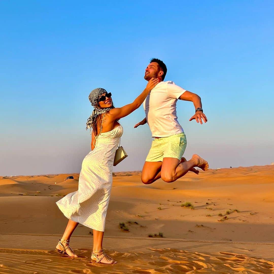 アレッサンドロ・ローザ・ヴィエイラのインスタグラム：「#TBT De uma viagem maravilhosa #Dubai #Deserto com minha 👸🏼 @lilifariav   🐫」