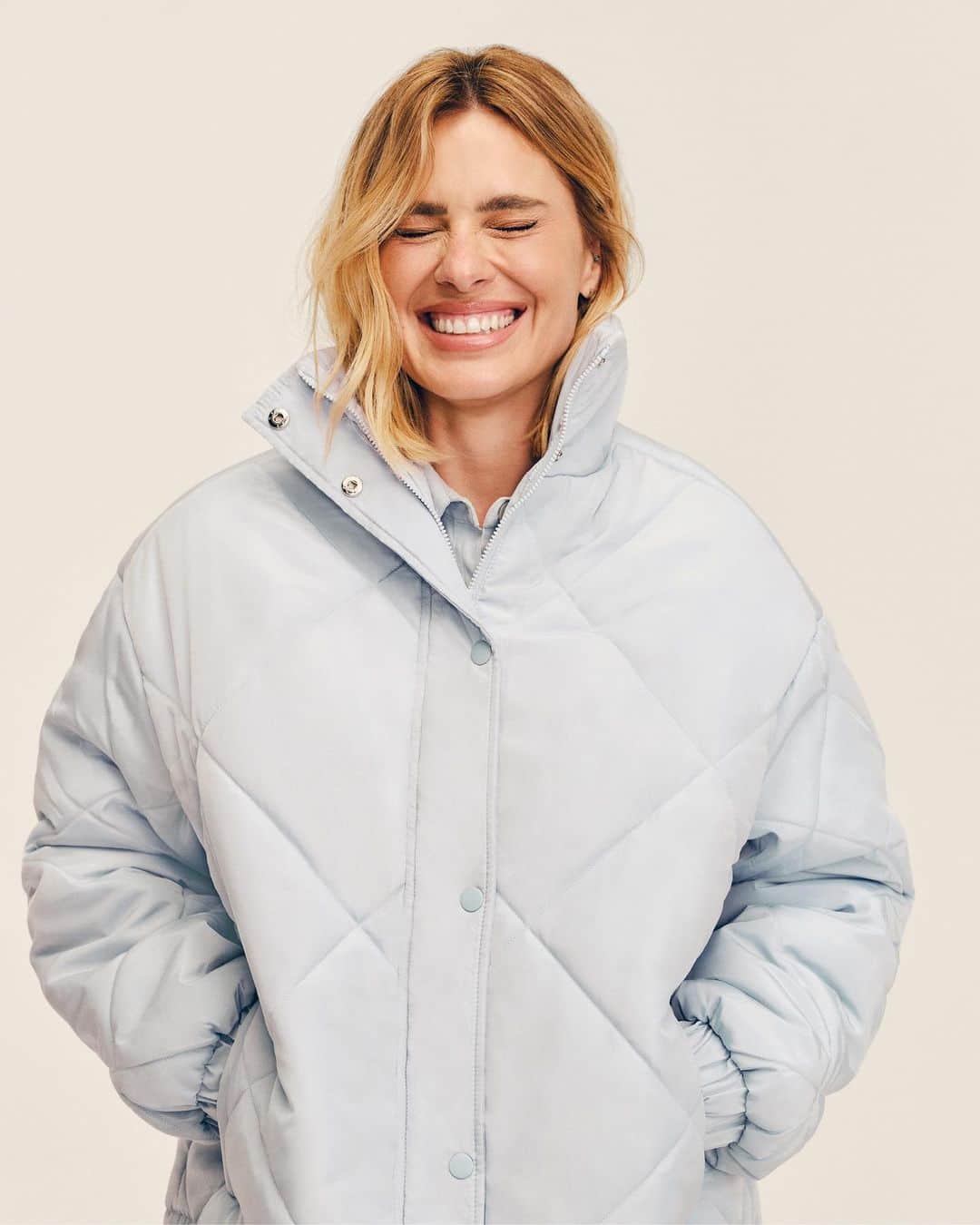 カロライナディークマンのインスタグラム：「O amor de uma mãe aquece e protege, como essa Jaqueta Puffer 😆 e também possibilita que a gente divida experiências e looks Hering incríveis, né? Corre pra escolher o presente ideal e deixar quem você ama ainda mais feliz!  #DiaDasMãesHering #AmorPorInteiro」