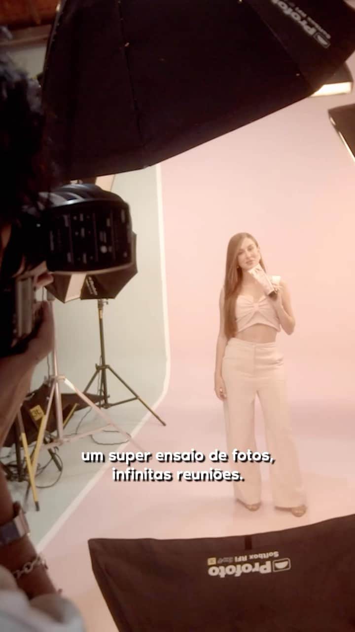 マリ・マリアのインスタグラム：「Eu fiquei guardando esse segredo por um bom tempo e mal acredito que finalmente posso contar pra vocês que sim, eu sou a mais nova embaixadora da @oxcosmeticos🤍  Ao longo dos últimos meses eu, ao lado de todo o time da OX, trabalhamos muito e fizemos inúmeras reuniões para que essa parceria se concretizasse da melhor maneira possível e eu tô super orgulhosa de tudo que já construímos juntos. Se preparem porque vem muuuitas novidades nas próximas semanas, esse feat tá lindo demais e tenho certeza que vocês vão amar!  #vemcomox #oxcosmeticos #publicidade」
