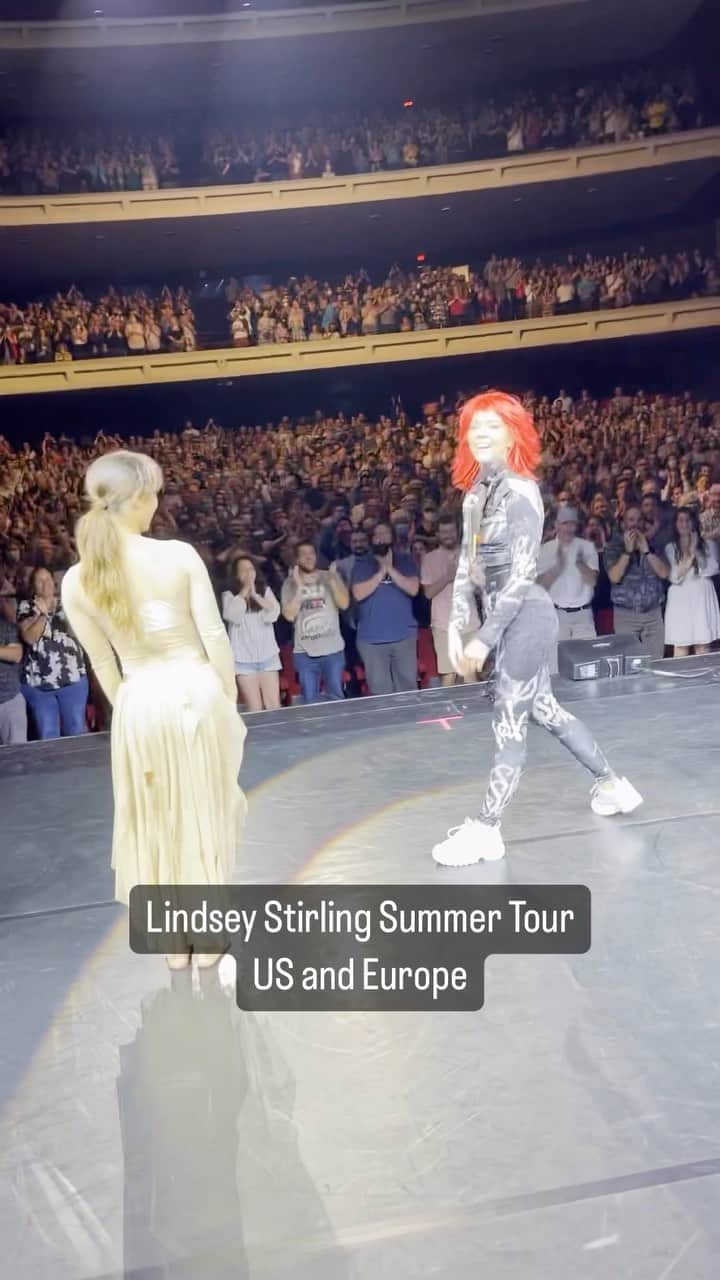 リンジー・スターリングのインスタグラム：「#tour #violin #liveshow #europe #us」