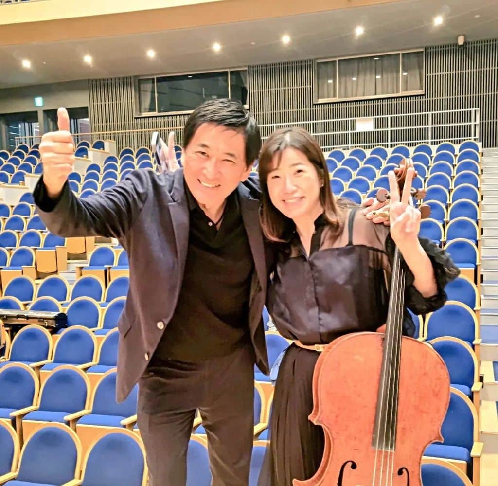 藤岡幸夫のインスタグラム：「昨日は４/２９関西フィル定期の２日目のリハ。長谷川陽子さんと久しぶりの共演嬉しい。田中カレンさんの祈りの協奏曲を強烈に…時に優しく美しく…魂揺さぶるパフォーマンス❗ 世にも美しいヴォーン・ウィリアムズ交響曲５番も絶対に好きになって頂きます❗学生１０００円🤩  ３０日は吹田で映画音楽＆シェヘラザードを楽しいお話付きで🔥  ５月３日はシンフォニーホールでピティナ特級（１４時開演）❗  ６日東大阪の素晴らしいホールで角谷暁子アナ司会でエンターザミュージックコンサート❗めっちゃ楽しいプログラム🤩  １５日は東京オペラシティで４人の指揮者のコンサート🤣✊  各演奏会、チラシを参照して下さい🥰」