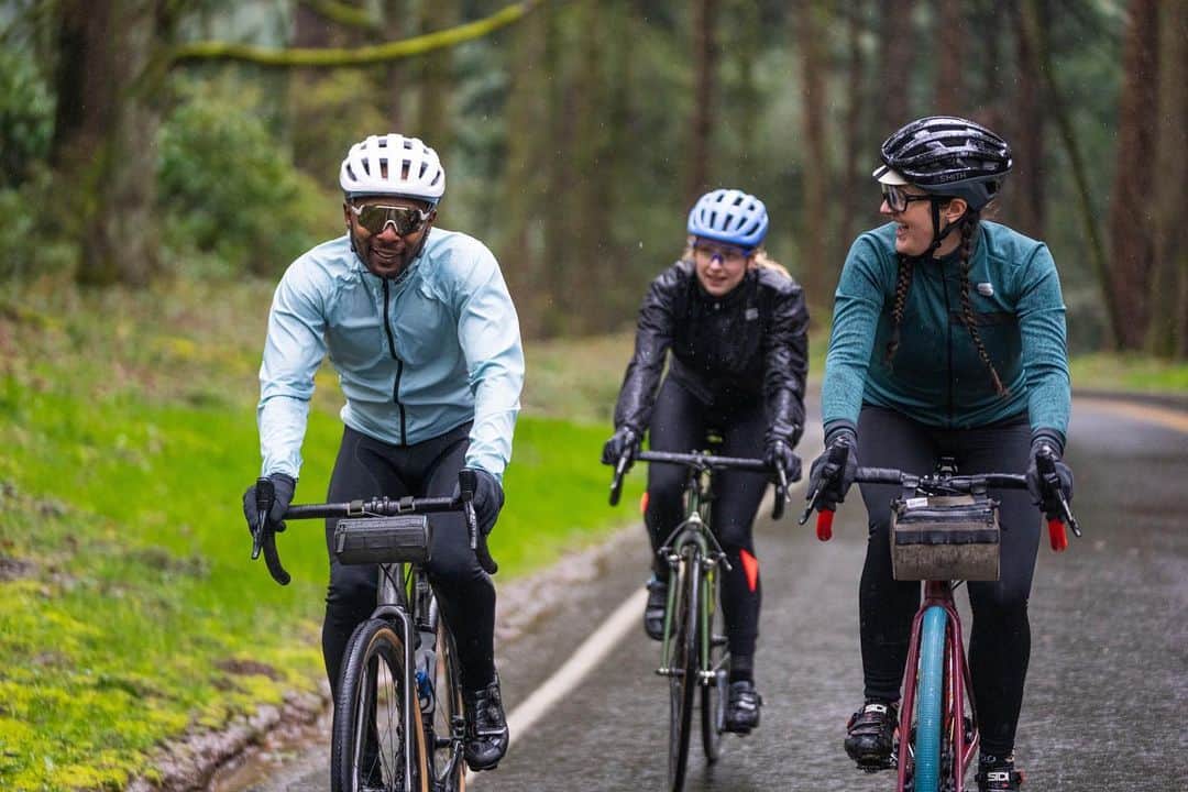 Smithのインスタグラム：「Bikes + Friends = Smiles, even in the rain.   This spring, whether you're a new roadie or a seasoned racer, check out our Persist helmet. With new technology for the 2023 season, the Persist now is equipped with Mips and Koroyd to provide even more safety features at the same great price.」