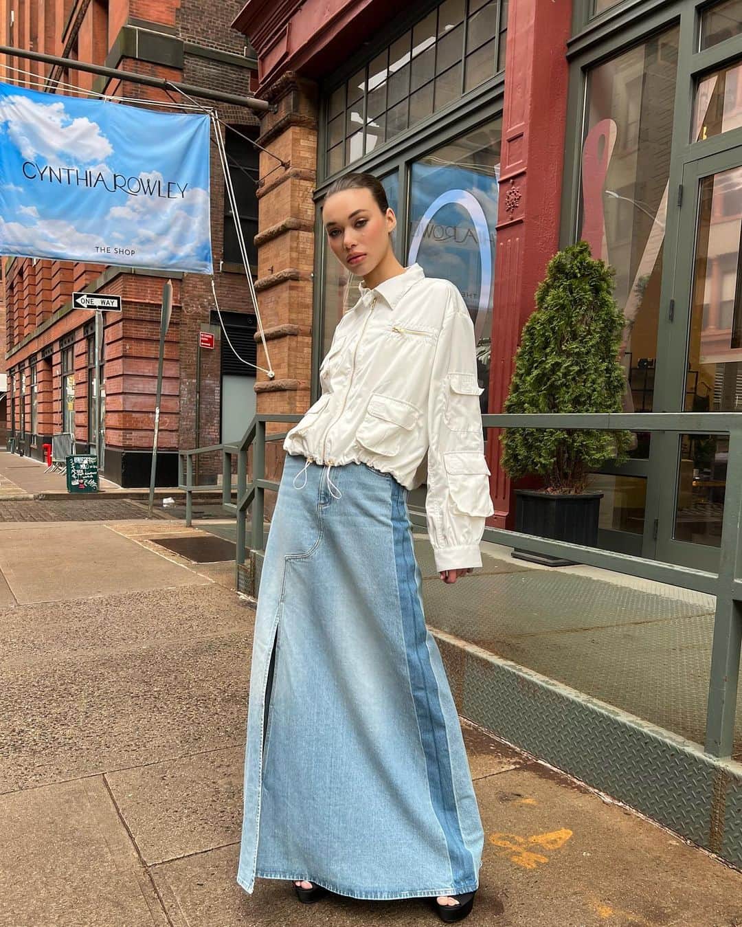 シンシア ローリーのインスタグラム：「Head in the cargos… ☁️」