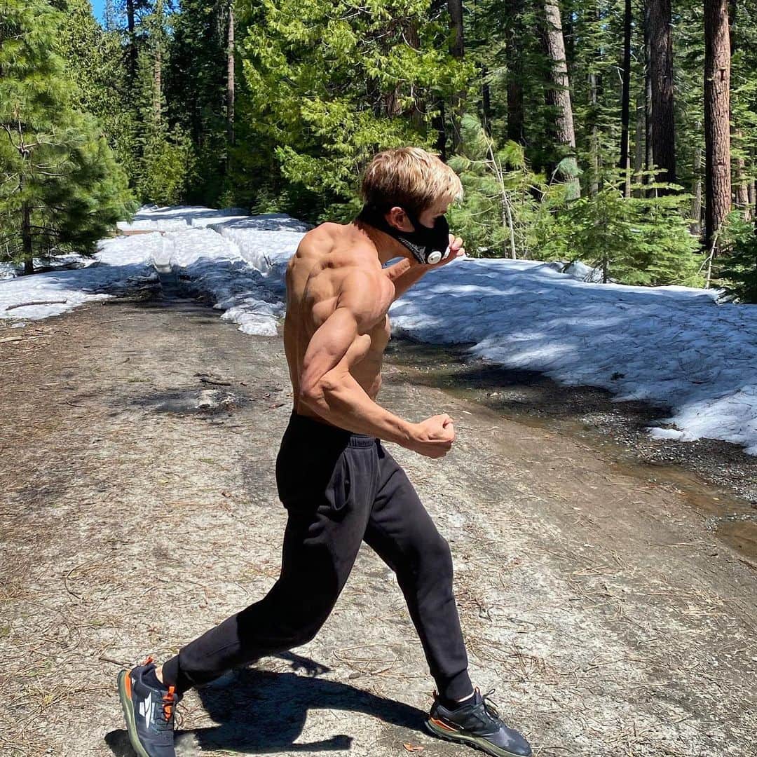セージ・ノースカットのインスタグラム：「Do I look in shape for next Friday May 5th? #ONEFightNight10」