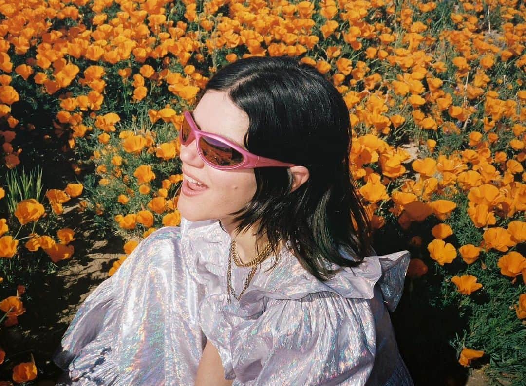 ソーコのインスタグラム：「Back in LA and wowwww 🌾🌱🌞🌼🧡 📸 by @miriam_marlene  Dress @batshevadress  😎 @bonnieclyde」