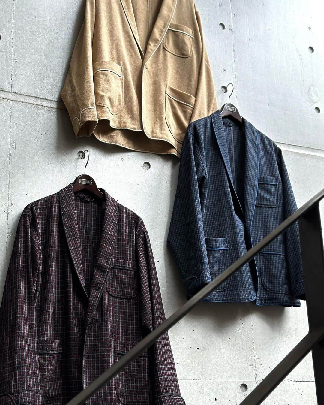 のインスタグラム：「・ BEAMS PLUS RECOMMEND.  < BEAMS PLUS >  "1 BUTTON SMOKING JACKET"  Panama weave material with excellent breathability is used. As the name suggests, this jacket was popular as smoking wear for men from the 19th century to the first half of the 20th century, and is said to be the prototype of the tuxedo. Piping on the collar, sleeves and pockets.  3 patch pockets are added to add a change to the usual blazer style.  --------------------------------------------  粗めに織り上げた通気性に優れるパナマ織り素材を使用。 ネーミング通り19世紀～20世紀前半まで紳士の喫煙着として人気を博したジャケットで、タキシードの原型になったとされるジャケットです。襟、袖、ポケットにパイピングを施しています。〈BEAMS PLUS〉らしく3パッチポケットを加え、いつものブレザースタイルに変化を加えたジャケットです  #beams #beamsplus #beamsplusharajuku  #harajuku #mensfashion #mensstyle #stylepoln #menswear #smorkigjacket」