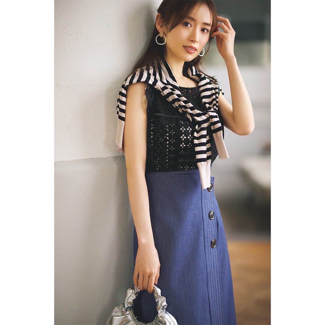のインスタグラム：「4月28日《毎日レディコーデ》このコーデにときめいたら💐をください✨  いよいよ明日からゴールデンウィーク✨連休前の金曜日はカットワークレース素材で初夏気分をアップして爽やかに🤍  アイテムの詳細はこちら💡  カーディガン¥18,700  #アンタイトル  ブラウス¥20,900 #ストラ  スカート¥12,100 #31Sonsdemode イヤリング¥2,090 #アネモネ バッグ¥6,490 #カシュカシュ  ☑️みんなのレディコーデ みなさんの今日のコーデを #みんなのレディコーデ をつけて投稿してください💖 素敵なコーデは、美人百花webサイト「美人百花.com」に掲載させていただきます。  #毎日レディ #今日のコーデ #今日のレディコーデ　#毎日レディコーデ  #泉里香」