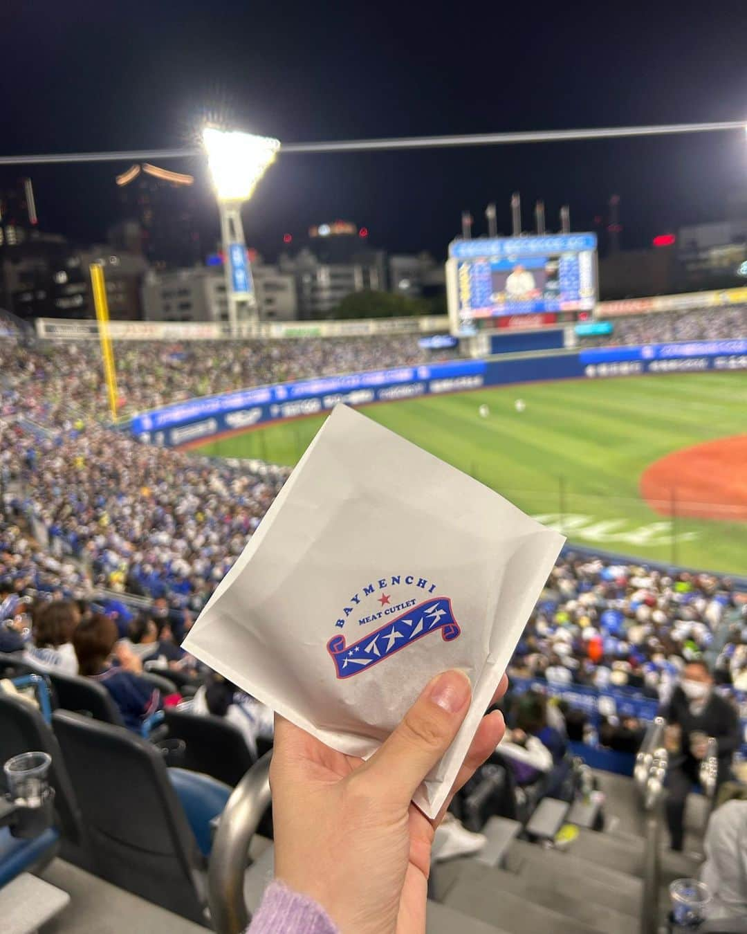 太田唯さんのインスタグラム写真 - (太田唯Instagram)「久しぶりのハマスタ観戦 ⚾️ .  関根選手の新ユニと ベイメンチ買って応援してきました〜！ 人生初の背番号入りユニフォームです🐥 @baystars_official   . 結果、延長戦の10回... まさにその関根選手の一振りでサヨナラ二塁打勝利！ ちょっと興奮しすぎて信じられない声量で叫んだし、周りの方々とハイタッチまでしちゃった😂😂(笑)   いやー めちゃくちゃ楽しかったーー 繊細で紙一重の勝負の連続、凄かったです 声出し応援って最高 📣  . #baystars #ハマスタ #ベイスターズ #ベイスターズ女子  #野球観戦 #野球 #横浜頂戦」4月28日 7時04分 - yuiohta.official