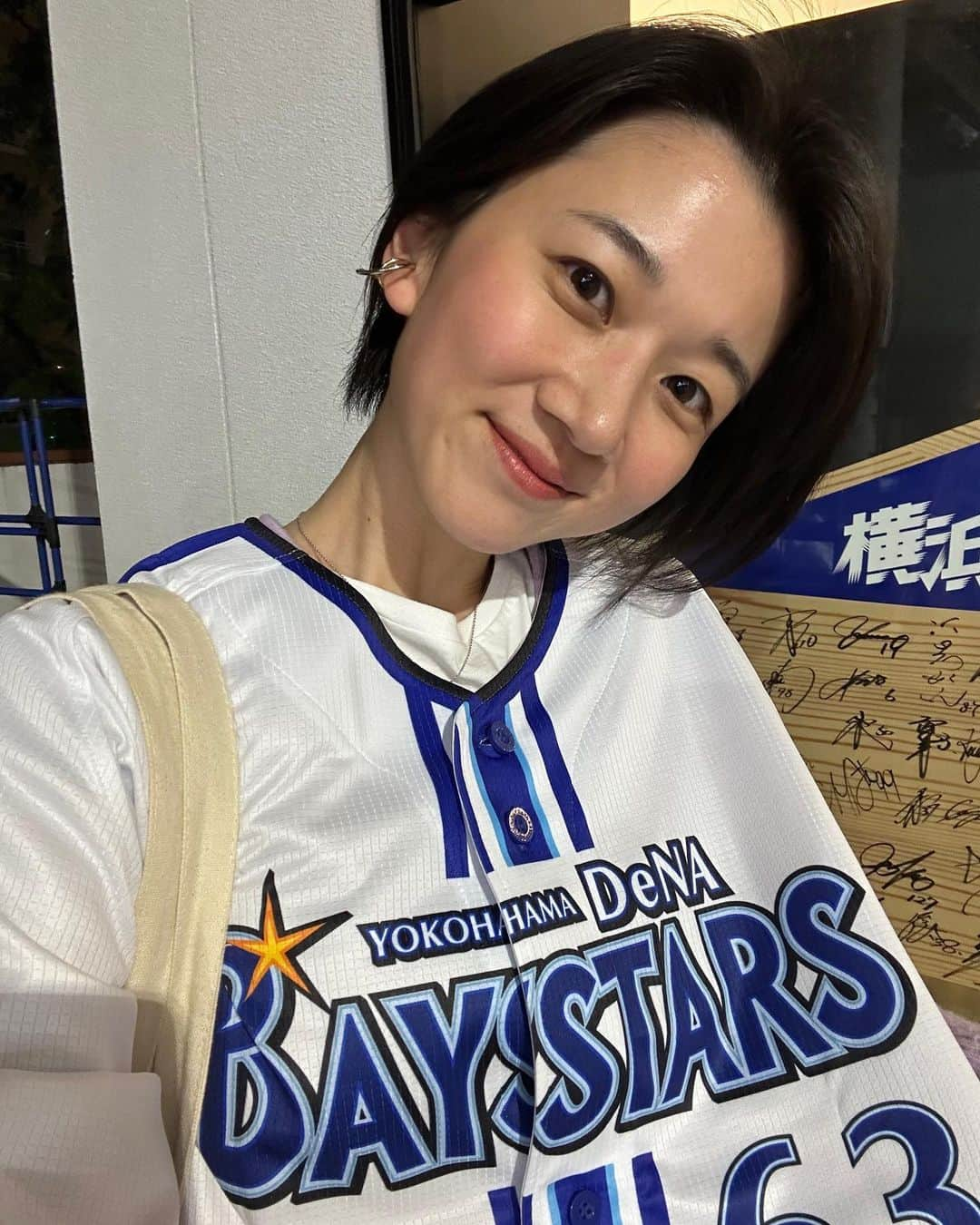 太田唯さんのインスタグラム写真 - (太田唯Instagram)「久しぶりのハマスタ観戦 ⚾️ .  関根選手の新ユニと ベイメンチ買って応援してきました〜！ 人生初の背番号入りユニフォームです🐥 @baystars_official   . 結果、延長戦の10回... まさにその関根選手の一振りでサヨナラ二塁打勝利！ ちょっと興奮しすぎて信じられない声量で叫んだし、周りの方々とハイタッチまでしちゃった😂😂(笑)   いやー めちゃくちゃ楽しかったーー 繊細で紙一重の勝負の連続、凄かったです 声出し応援って最高 📣  . #baystars #ハマスタ #ベイスターズ #ベイスターズ女子  #野球観戦 #野球 #横浜頂戦」4月28日 7時04分 - yuiohta.official