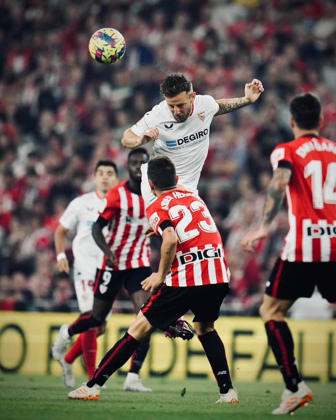 イヴァン・ラキティッチのインスタグラム：「Victoria de equipo! Sumando puntos importantes y continuando esta serie positiva! 💪🏼⚽️⚪️🔴 @sevillafc   #atlethicsevillafc #laliga  #rakitic #vamosmisevilla  #wearesevilla」