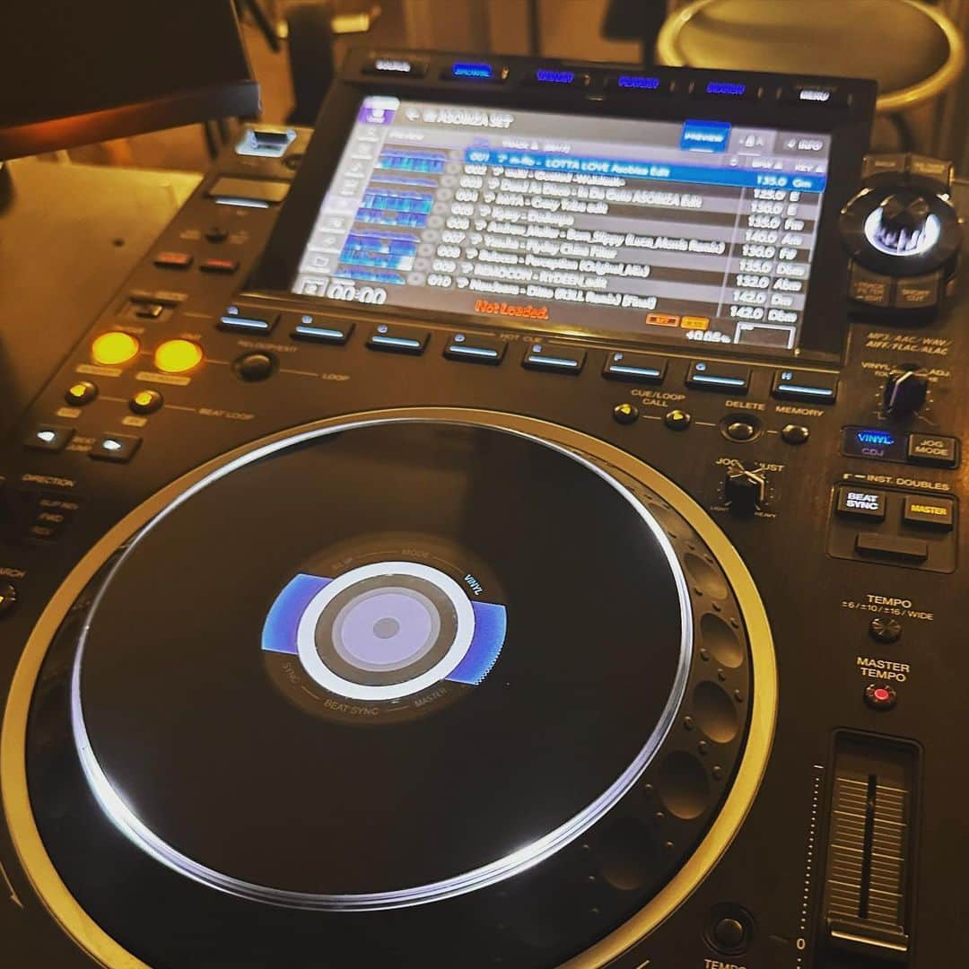 Taku Takahashiさんのインスタグラム写真 - (Taku TakahashiInstagram)「今から朝練 CDJ3000はラジオで毎回使ってるんだけど現場でははほぼ初めてだから、機能の確認と気持ちいいミックスポイントを探す練習。」4月28日 7時13分 - takudj