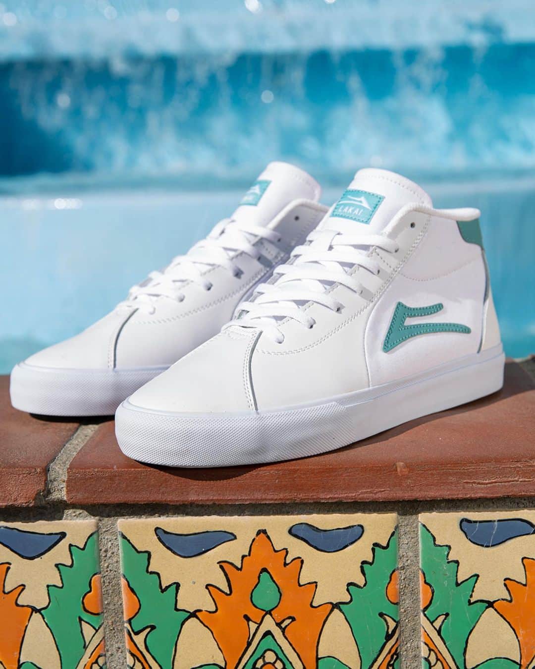 ラカイリミテッドフットウェアのインスタグラム：「Flaco II Mid in White/Nile Leather Available now at skte shops and Lakai.com @stevieperez_  #Lakai」