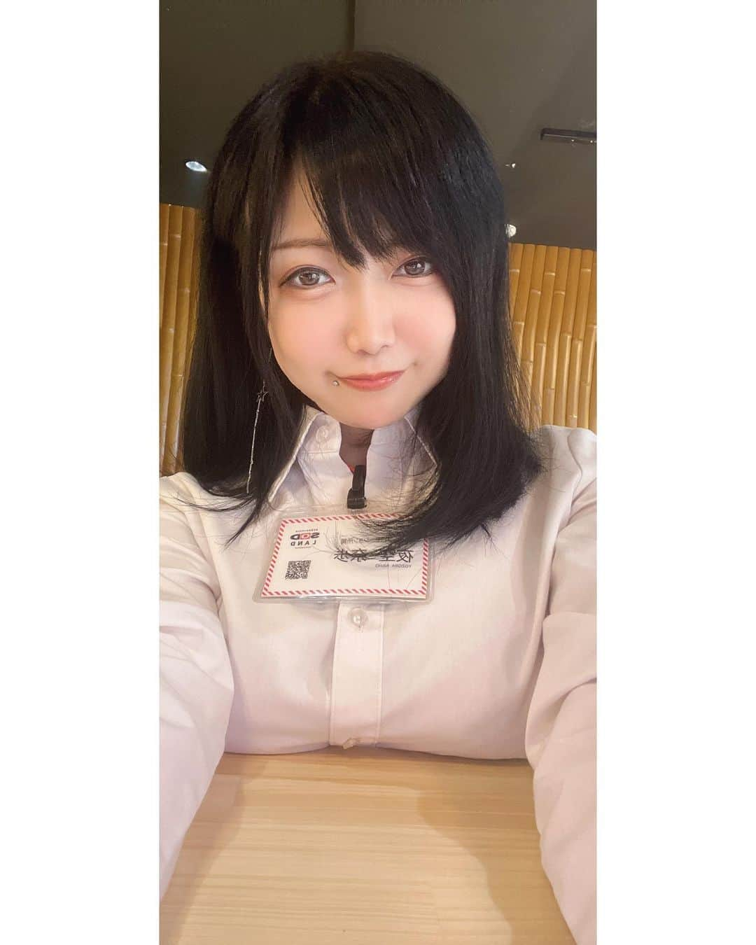 上野菜穂のインスタグラム：「おサボり写真第3弾🙄  #夜空奈歩#yozora_naho#なぽりん #av女優#セクシー女優 #女子社員酒場#sodland」