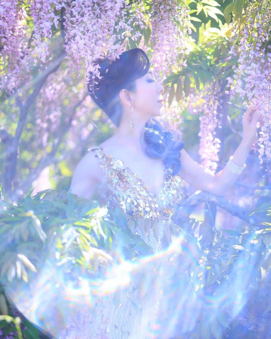 舘林佳史のインスタグラム：「Japan World Pageant 👸 ミセスコンテストオーガナイザー✨ 三浦みやびさんと藤の花ドラマティックフォト撮影させて頂きました☺️💓 @miyabisunpu   みやびさんのとても綺麗な肌にイメージぴったりな藤の花で素敵な作品に仕上がりました❣️  #ジャパンワールドページェント #三浦みやび #ミセスコンテスト #世界大会グランプリ #藤の花 #ドレス撮影 #作品作り #ドラマティックフォト」