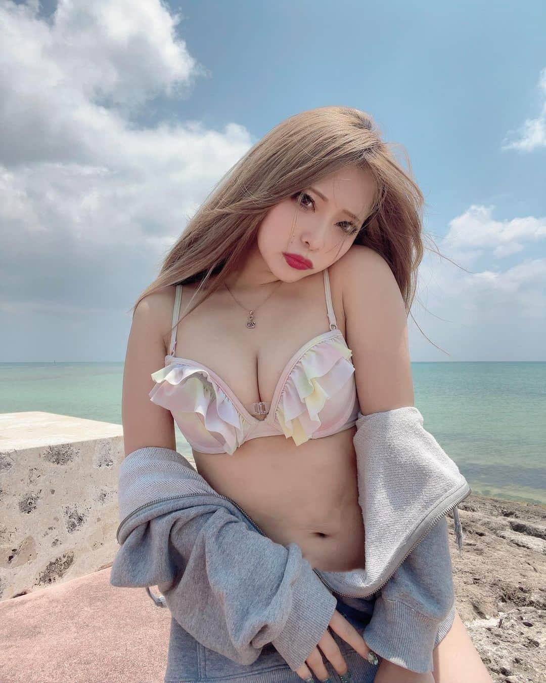 のインスタグラム：「沖縄あったかかったなあああ～  #バーレスク大阪 #バーレスク東京 #バーレスク大阪ありえ #北新地 #インスタ映え #ホスト  #韓国メイク #ナイトスポット #童顔女子 #やさぐれアイドル #実物とは異なります  #明るい根暗  #シナモン  #グラビア #撮影会 #沖縄 #海  #burlesqueosaka  #burlesquetokyo  #TikTok #showgirl #」