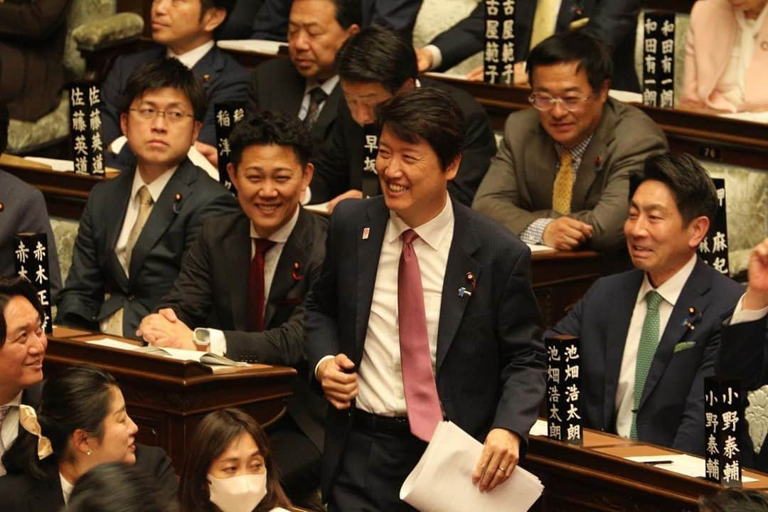 足立康史さんのインスタグラム写真 - (足立康史Instagram)「昨日の衆院本会議に登壇し、維新の提案で修正の上可決した原発の運転期間延長法案、ＧＸ電源法案について、賛成討論をいたしました。この１２年にわたる新しい道をつくる仕事の集大成でもあり、感慨深いものがありました。しかし、討論でも申し上げたように、自民党へのチャレンジは終わったのではなく本格スタートしたのです。これからもご注目下さい！  維新こそ自民への「真の挑戦者」ＧＸ電源法案 衆院本会議2023.4.27 #足立康史 #あだち康史 #あだチャン https://youtu.be/Hg_jPFtGw7I @YouTubeより」4月28日 7時42分 - adachiyasushi