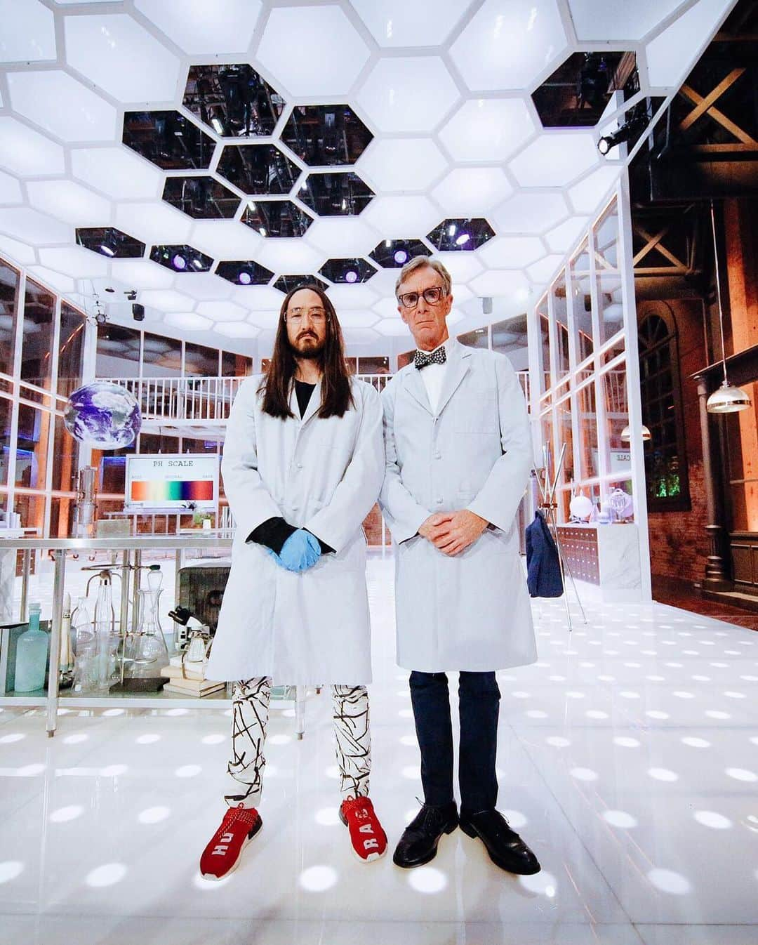 スティーヴ・アオキさんのインスタグラム写真 - (スティーヴ・アオキInstagram)「Science and Music… #tbt of our founder @steveaoki and @billnye in the lab 🧠  #BrainScience #SteveAoki #BillNye」4月28日 7時54分 - steveaoki