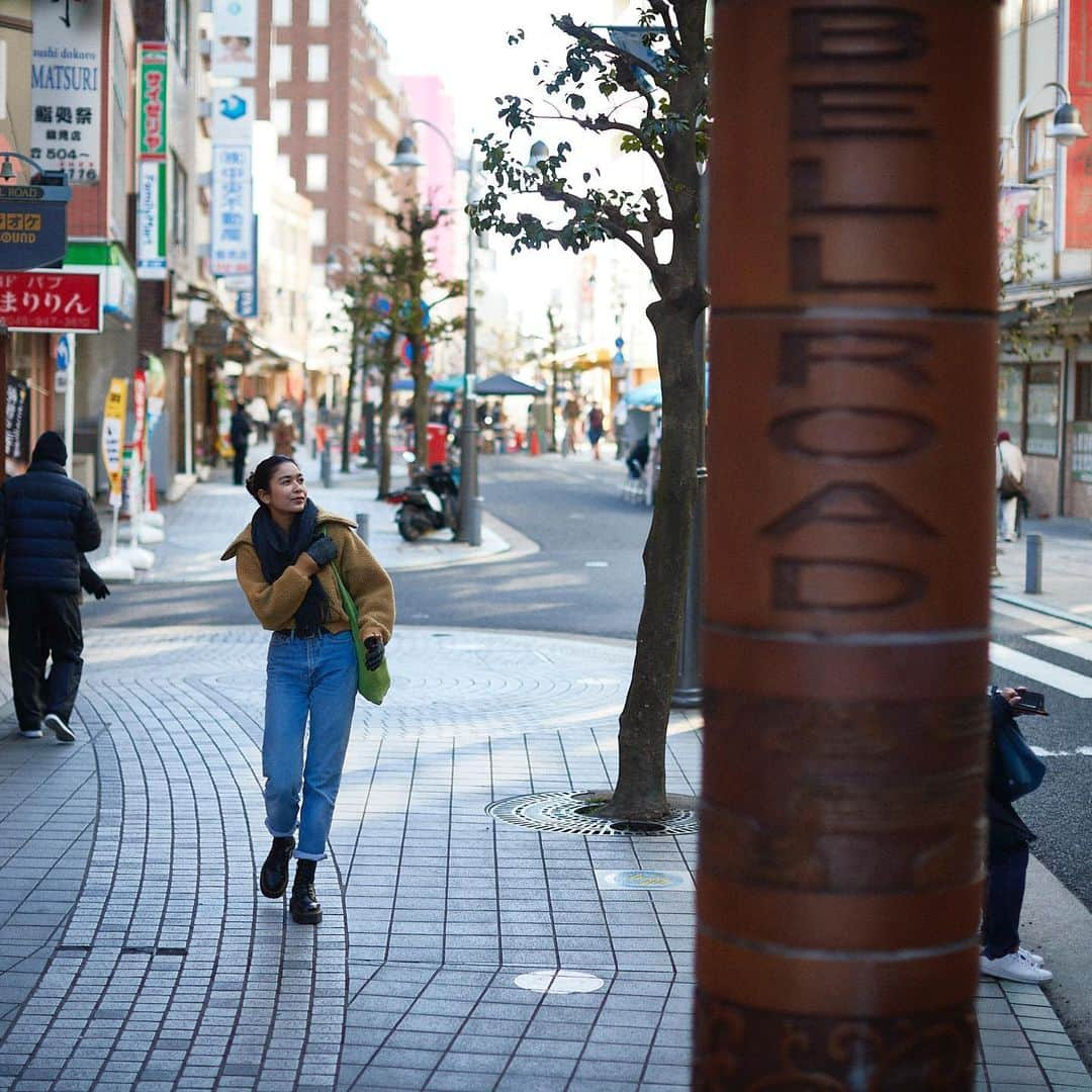 坂口憲二（THE RISING SUN COFFEE）さんのインスタグラム写真 - (坂口憲二（THE RISING SUN COFFEE）Instagram)「◆GOOD MORNING COFFEE‼︎◆  【TRSC WALK WITH YOU】  TRSCの各店舗を彼女や彼目線で紹介するこの企画。第1弾は今年出来たばかりの鶴見店をモデルのHIROKO @mikuhiroko と共に散策します。  店周りの情報もありますので、ぜひご来店の際の参考にしてみて下さい！  ①まずはJR鶴見駅で待ち合わせ。 晴れて良かったね！  ②ちょっと歩くと商店街"ベルロード"の入口。 今日は月に1回のイベントの日。  ④入口から真っ直ぐ歩くこと100メートル、TRSC鶴見店発見。タイルの外観が渋くてカッコいい！  ⑤ドリンクだけでなく、グッズも一杯あるよ。 人気のマグカップ、何色がいい？  ⑥バリスタも親切で、コーヒーの事わからなくても何でも教えてくれるよ！  ⑦斜め前にあるパン屋さん。 ここのコーヒーあんパンが美味いんだよな。  ⑧イベントの日は歩行者天国になっていてテーブルやベンチもあるからゆっくりコーヒーが飲める、穴場の日だよ！  ⑨食後はお寺まで散歩。ここは總持寺(そうじじ)という有名なお寺。広いから迷子にならないように！最後はおみくじ引いて運勢占い。天気も良かったし、楽しい1日でした。ヒロコちゃん、ありがとう〜また遊びに来てね！  という事で第1回はTRSC鶴見店の紹介でした。 都内店舗、大網店の紹介も考えてますのでお楽しみに。  そして明日から始まるGW、各店舗お休みなく皆さまのご来店をお待ちしてます！  都内店舗 10:00〜17:00(無休)  大網店舗 11:00〜18:00(月火水木金) 　　　　10:00〜18:00(土日祝)  鶴見店舗 10:00〜18:00(無休)  therisingsuncoffee.com  #coffee #coffeebeans  #coffeeroaster  #coffeelab  #coffeeandsurfing  #coffeetime  #coffeelover  #coffeebreak  #coffeeshop  #coffeestand  #coffeeholic  #coffeehouse  #coffee_inst  #coffeemaker  #coffeeshops  #coffeecoffeecoffee  #coffeenclothes  #coffeeaddict  #coffeeculture  #coffeemorning  #coffeemag #walk #GW #TRSC」4月28日 7時50分 - therisingsuncoffee