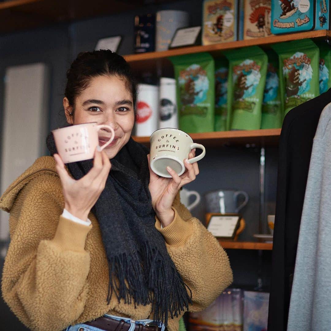 坂口憲二（THE RISING SUN COFFEE）さんのインスタグラム写真 - (坂口憲二（THE RISING SUN COFFEE）Instagram)「◆GOOD MORNING COFFEE‼︎◆  【TRSC WALK WITH YOU】  TRSCの各店舗を彼女や彼目線で紹介するこの企画。第1弾は今年出来たばかりの鶴見店をモデルのHIROKO @mikuhiroko と共に散策します。  店周りの情報もありますので、ぜひご来店の際の参考にしてみて下さい！  ①まずはJR鶴見駅で待ち合わせ。 晴れて良かったね！  ②ちょっと歩くと商店街"ベルロード"の入口。 今日は月に1回のイベントの日。  ④入口から真っ直ぐ歩くこと100メートル、TRSC鶴見店発見。タイルの外観が渋くてカッコいい！  ⑤ドリンクだけでなく、グッズも一杯あるよ。 人気のマグカップ、何色がいい？  ⑥バリスタも親切で、コーヒーの事わからなくても何でも教えてくれるよ！  ⑦斜め前にあるパン屋さん。 ここのコーヒーあんパンが美味いんだよな。  ⑧イベントの日は歩行者天国になっていてテーブルやベンチもあるからゆっくりコーヒーが飲める、穴場の日だよ！  ⑨食後はお寺まで散歩。ここは總持寺(そうじじ)という有名なお寺。広いから迷子にならないように！最後はおみくじ引いて運勢占い。天気も良かったし、楽しい1日でした。ヒロコちゃん、ありがとう〜また遊びに来てね！  という事で第1回はTRSC鶴見店の紹介でした。 都内店舗、大網店の紹介も考えてますのでお楽しみに。  そして明日から始まるGW、各店舗お休みなく皆さまのご来店をお待ちしてます！  都内店舗 10:00〜17:00(無休)  大網店舗 11:00〜18:00(月火水木金) 　　　　10:00〜18:00(土日祝)  鶴見店舗 10:00〜18:00(無休)  therisingsuncoffee.com  #coffee #coffeebeans  #coffeeroaster  #coffeelab  #coffeeandsurfing  #coffeetime  #coffeelover  #coffeebreak  #coffeeshop  #coffeestand  #coffeeholic  #coffeehouse  #coffee_inst  #coffeemaker  #coffeeshops  #coffeecoffeecoffee  #coffeenclothes  #coffeeaddict  #coffeeculture  #coffeemorning  #coffeemag #walk #GW #TRSC」4月28日 7時50分 - therisingsuncoffee
