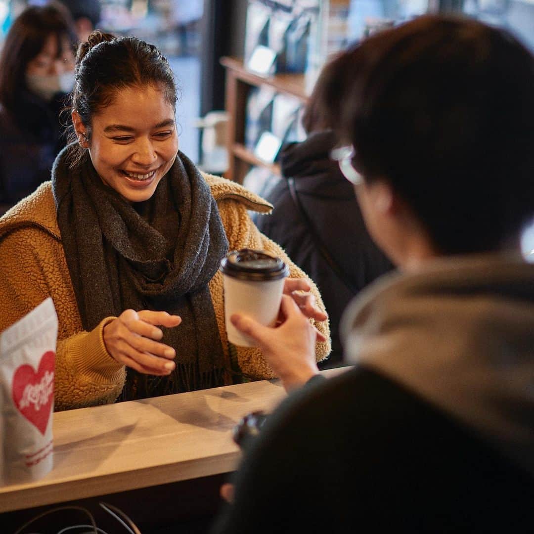坂口憲二（THE RISING SUN COFFEE）さんのインスタグラム写真 - (坂口憲二（THE RISING SUN COFFEE）Instagram)「◆GOOD MORNING COFFEE‼︎◆  【TRSC WALK WITH YOU】  TRSCの各店舗を彼女や彼目線で紹介するこの企画。第1弾は今年出来たばかりの鶴見店をモデルのHIROKO @mikuhiroko と共に散策します。  店周りの情報もありますので、ぜひご来店の際の参考にしてみて下さい！  ①まずはJR鶴見駅で待ち合わせ。 晴れて良かったね！  ②ちょっと歩くと商店街"ベルロード"の入口。 今日は月に1回のイベントの日。  ④入口から真っ直ぐ歩くこと100メートル、TRSC鶴見店発見。タイルの外観が渋くてカッコいい！  ⑤ドリンクだけでなく、グッズも一杯あるよ。 人気のマグカップ、何色がいい？  ⑥バリスタも親切で、コーヒーの事わからなくても何でも教えてくれるよ！  ⑦斜め前にあるパン屋さん。 ここのコーヒーあんパンが美味いんだよな。  ⑧イベントの日は歩行者天国になっていてテーブルやベンチもあるからゆっくりコーヒーが飲める、穴場の日だよ！  ⑨食後はお寺まで散歩。ここは總持寺(そうじじ)という有名なお寺。広いから迷子にならないように！最後はおみくじ引いて運勢占い。天気も良かったし、楽しい1日でした。ヒロコちゃん、ありがとう〜また遊びに来てね！  という事で第1回はTRSC鶴見店の紹介でした。 都内店舗、大網店の紹介も考えてますのでお楽しみに。  そして明日から始まるGW、各店舗お休みなく皆さまのご来店をお待ちしてます！  都内店舗 10:00〜17:00(無休)  大網店舗 11:00〜18:00(月火水木金) 　　　　10:00〜18:00(土日祝)  鶴見店舗 10:00〜18:00(無休)  therisingsuncoffee.com  #coffee #coffeebeans  #coffeeroaster  #coffeelab  #coffeeandsurfing  #coffeetime  #coffeelover  #coffeebreak  #coffeeshop  #coffeestand  #coffeeholic  #coffeehouse  #coffee_inst  #coffeemaker  #coffeeshops  #coffeecoffeecoffee  #coffeenclothes  #coffeeaddict  #coffeeculture  #coffeemorning  #coffeemag #walk #GW #TRSC」4月28日 7時50分 - therisingsuncoffee