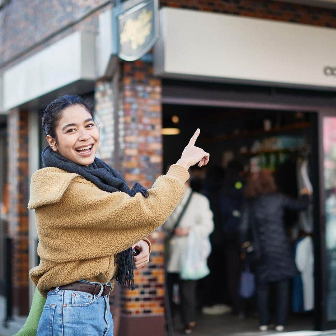 坂口憲二（THE RISING SUN COFFEE）さんのインスタグラム写真 - (坂口憲二（THE RISING SUN COFFEE）Instagram)「◆GOOD MORNING COFFEE‼︎◆  【TRSC WALK WITH YOU】  TRSCの各店舗を彼女や彼目線で紹介するこの企画。第1弾は今年出来たばかりの鶴見店をモデルのHIROKO @mikuhiroko と共に散策します。  店周りの情報もありますので、ぜひご来店の際の参考にしてみて下さい！  ①まずはJR鶴見駅で待ち合わせ。 晴れて良かったね！  ②ちょっと歩くと商店街"ベルロード"の入口。 今日は月に1回のイベントの日。  ④入口から真っ直ぐ歩くこと100メートル、TRSC鶴見店発見。タイルの外観が渋くてカッコいい！  ⑤ドリンクだけでなく、グッズも一杯あるよ。 人気のマグカップ、何色がいい？  ⑥バリスタも親切で、コーヒーの事わからなくても何でも教えてくれるよ！  ⑦斜め前にあるパン屋さん。 ここのコーヒーあんパンが美味いんだよな。  ⑧イベントの日は歩行者天国になっていてテーブルやベンチもあるからゆっくりコーヒーが飲める、穴場の日だよ！  ⑨食後はお寺まで散歩。ここは總持寺(そうじじ)という有名なお寺。広いから迷子にならないように！最後はおみくじ引いて運勢占い。天気も良かったし、楽しい1日でした。ヒロコちゃん、ありがとう〜また遊びに来てね！  という事で第1回はTRSC鶴見店の紹介でした。 都内店舗、大網店の紹介も考えてますのでお楽しみに。  そして明日から始まるGW、各店舗お休みなく皆さまのご来店をお待ちしてます！  都内店舗 10:00〜17:00(無休)  大網店舗 11:00〜18:00(月火水木金) 　　　　10:00〜18:00(土日祝)  鶴見店舗 10:00〜18:00(無休)  therisingsuncoffee.com  #coffee #coffeebeans  #coffeeroaster  #coffeelab  #coffeeandsurfing  #coffeetime  #coffeelover  #coffeebreak  #coffeeshop  #coffeestand  #coffeeholic  #coffeehouse  #coffee_inst  #coffeemaker  #coffeeshops  #coffeecoffeecoffee  #coffeenclothes  #coffeeaddict  #coffeeculture  #coffeemorning  #coffeemag #walk #GW #TRSC」4月28日 7時50分 - therisingsuncoffee