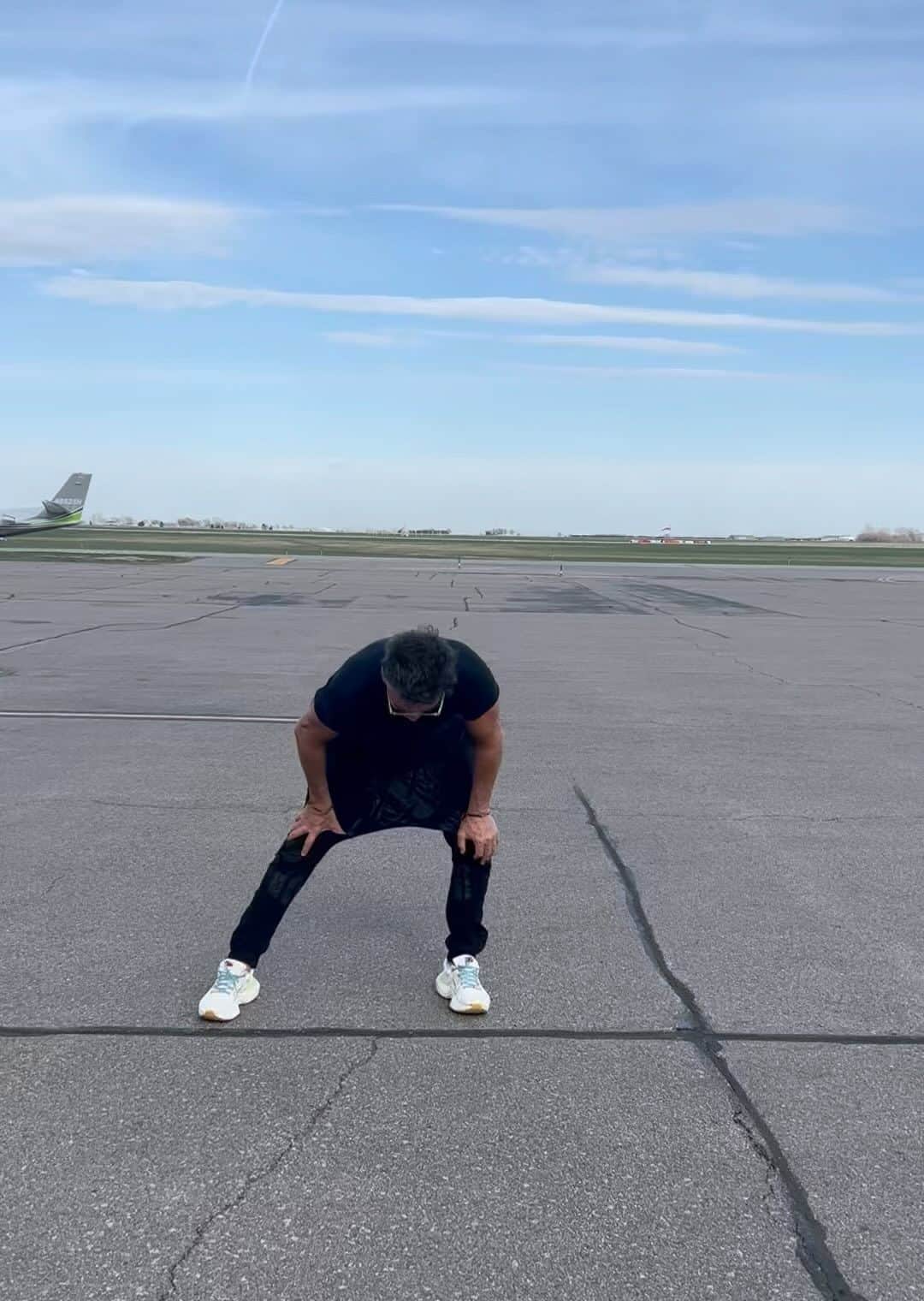 のインスタグラム：「Juro que el pantalón fue un regalo. No lo vuelvo a usar.  Mañana empezamos este viaje por 30 ciudades. Todo emoción. Llegando a Seattle.  Blanco y Negro VOLVER.」