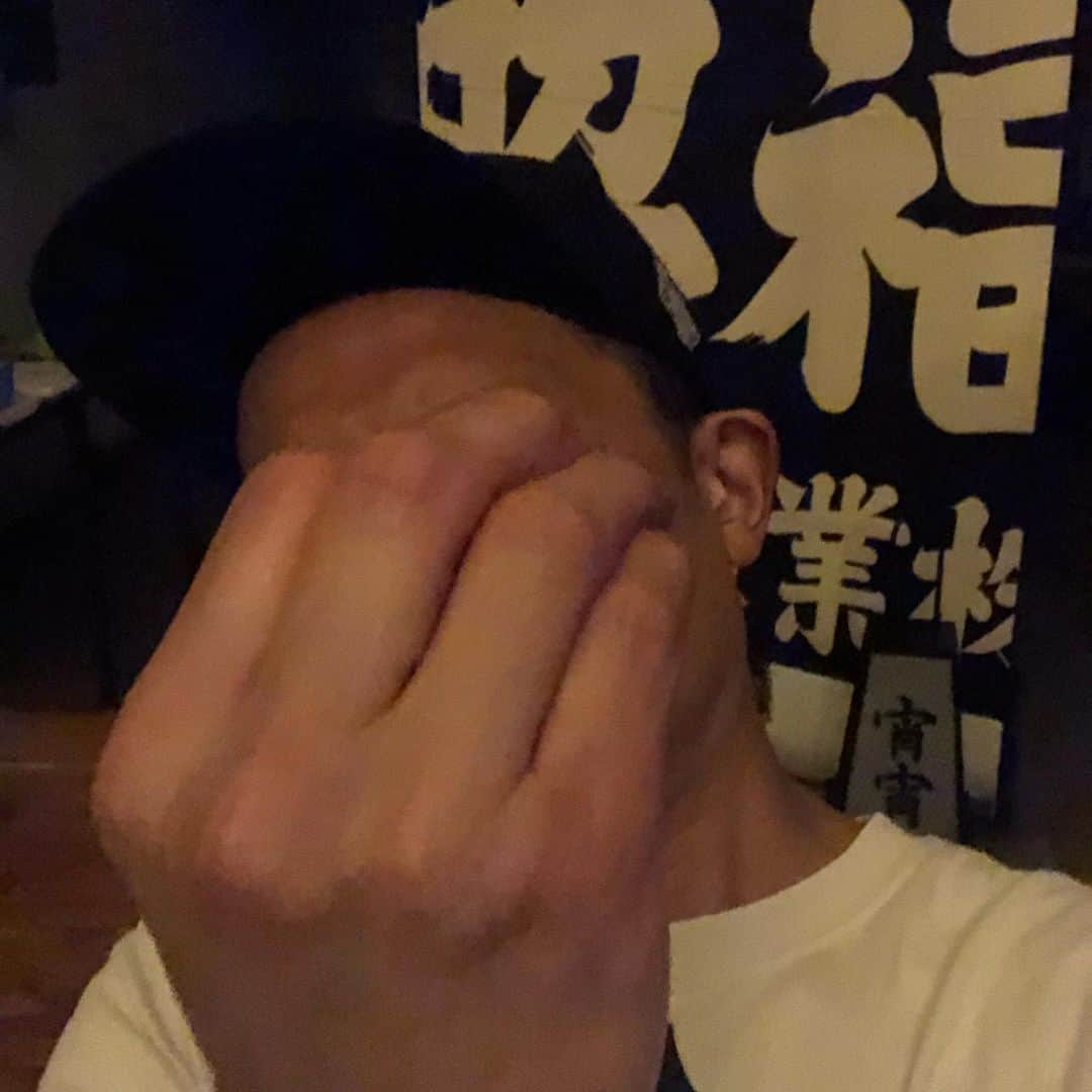 石塚啓次のインスタグラム：「もうエエわ! 俺と飲みたい言われて夜営業後に真面目に待ってたけど来ず、、、、、なんやねん、、、  俺もう新規いらんねん！ 今まで会ってきた友達とか大事したいしこれ以上友達増やしたくないねん！ だから興味本位に俺に来んといてくれ！頼むわ！ 俺は今までいた友達達にちゃんとしたいし！ 悪いね！」