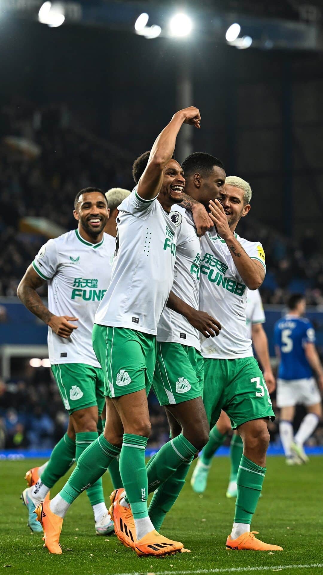 アレクサンデル・イサクのインスタグラム：「An absolutely breathtaking assist from @alex_isak - finished off by @jacobmurphy95! 🤯🤯」