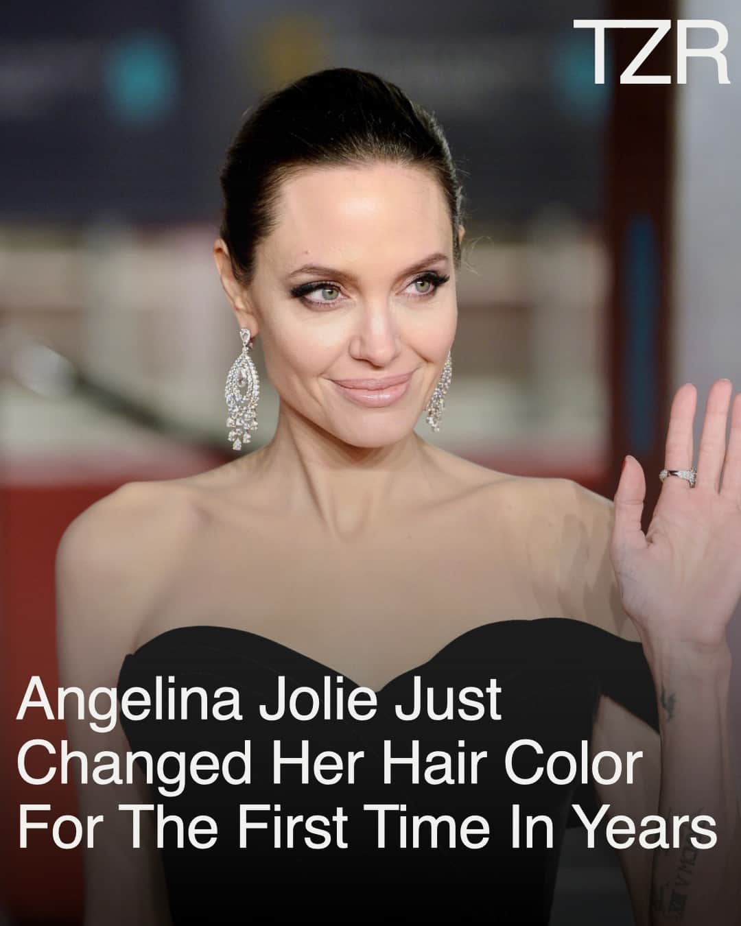The Zoe Reportさんのインスタグラム写真 - (The Zoe ReportInstagram)「#AngelinaJolie debuted a new golden blonde hue during her visit to the White House with eldest son, Maddox. Head to the link in our bio for a look at her new tresses. ⁠ ⁠ 📷: Getty」4月28日 7時57分 - thezoereport