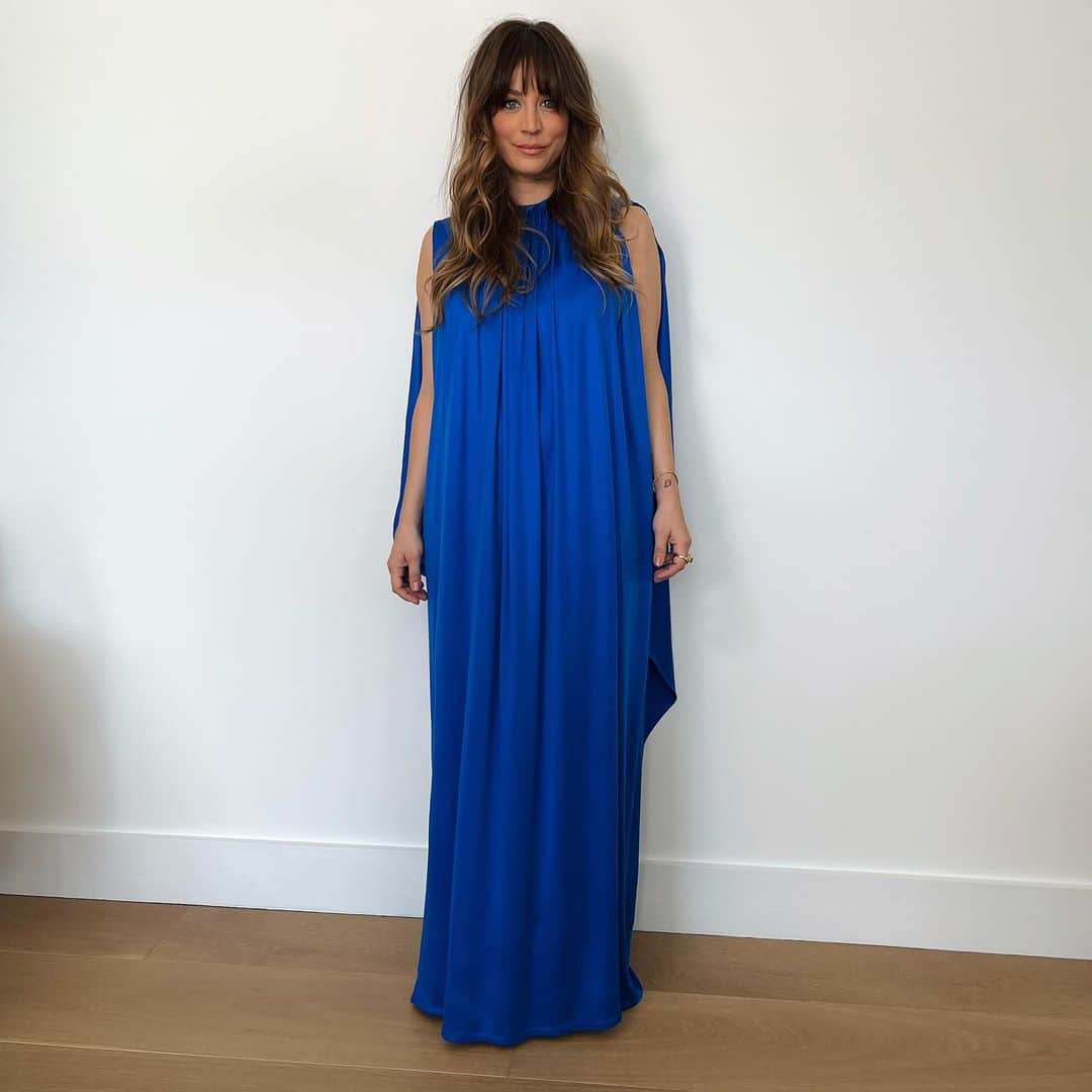 ブラッド・ゴレスキーのインスタグラム：「@kaleycuoco is beautiful in blue in a @stellamccartney gown, @shayjewelry & @rogervivier heels for the premiere of “Love & Death” 💙 Styled by me & @daniela_viviana  Assisted by @nicksegodi  Makeup by @courthart1  Hair by @hairbymarilee」