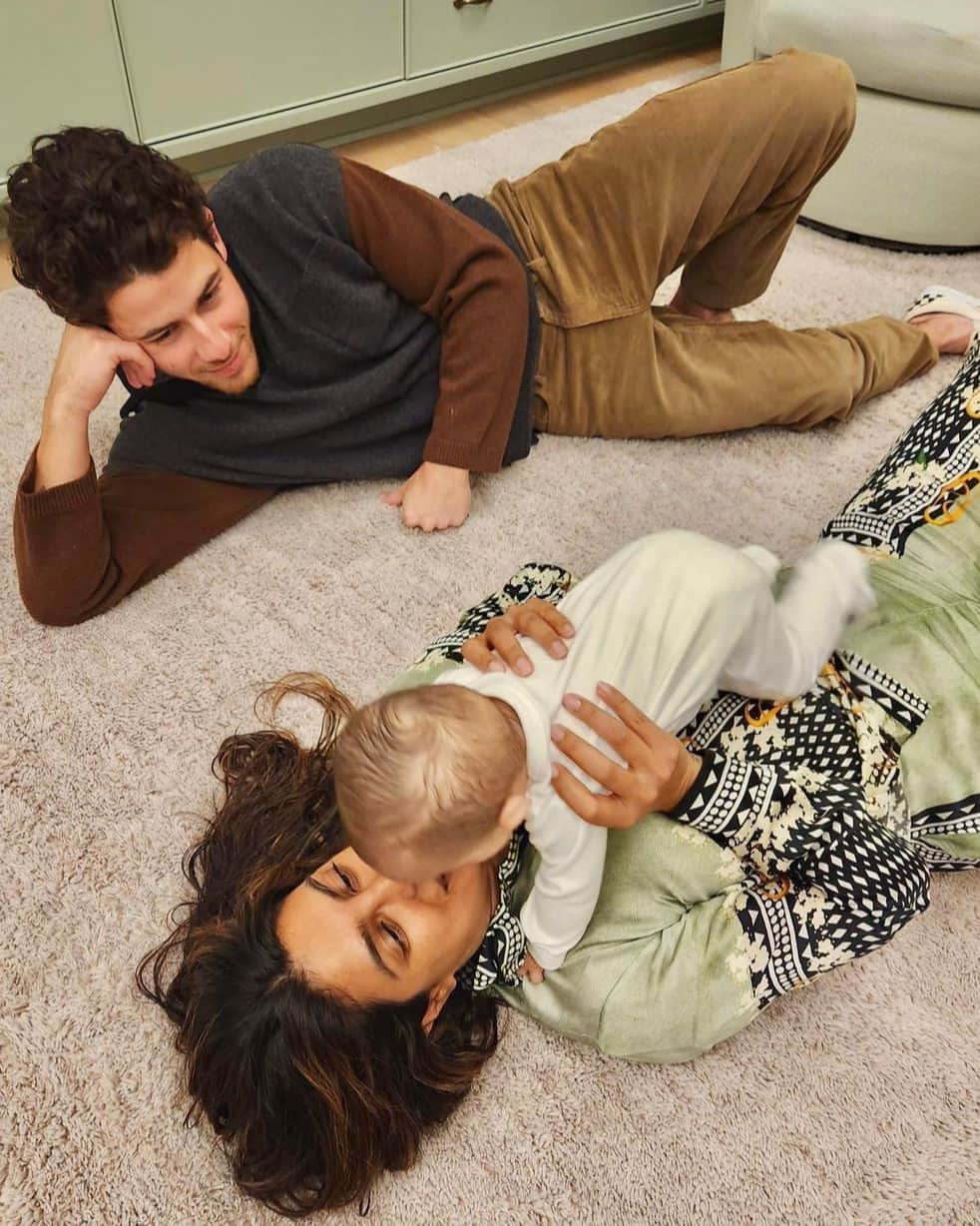 E! Onlineさんのインスタグラム写真 - (E! OnlineInstagram)「Happiness begins with family. ❤️ Priyanka Chopra shared rare details about her daughter—including what Nick Jonas told her the day Malti was born—link in bio. (📷: Getty/Instagram)」4月28日 8時00分 - enews