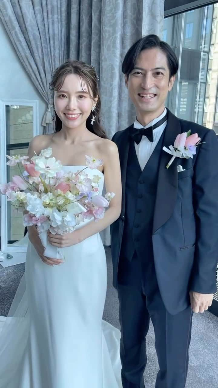 野口忍 hair make upのインスタグラム：「朝からテンション高めなお2人で 終始楽しすぎた結婚式でした☺️ お子様もとってもかわいかった✨  今月も、もうすぐ終わりで早すぎますね。 来月もさらにお洒落なウェディングになるように 盛り上げていきたい☺️ 明日の結婚式もワクワクです  @atren.deu.salon @atren.deu.wedding @anela_wedding27 @satomi_hairmake   _____________�  #ブライダルヘアメイク #結婚式#前撮り#後撮り _____________�  ◽️ブライダルメンテナンス𝐌𝐄𝐍𝐔  ☑︎𝒃𝒓𝒊𝒅𝒂𝒍 𝒗𝒆𝒊𝒍 𝒄𝒐𝒍𝒐𝒓 　 透明感を出したい花嫁様は 【𝒃𝒓𝒊𝒅𝒂𝒍 𝒘 𝒄𝒐𝒍𝒐𝒓 】 透明感&立体感を出したい花嫁様は 【𝒃𝒓𝒊𝒅𝒂𝒍 𝒉𝒊𝒈𝒉𝒍𝒊𝒈𝒉𝒕 𝒄𝒐𝒍𝒐𝒓】  こちらで予約お願い致します。 　 ☑︎𝒃𝒓𝒊𝒅𝒂𝒍 𝒄𝒖𝒕  華やかなポニーテール、ハーフアップ、上品で洗練されたダウンスタイルをご希望の花嫁様。 モダンでタキシードに合わせたフォーマル、スタイリッシュなメンズヘアご希望の新郎様。  ☑︎𝒃𝒓𝒊𝒅𝒂𝒍 𝒕𝒓𝒆𝒂𝒕𝒎𝒆𝒏𝒕 　 ・ブライダルトリートメント ・ブライダル髪質改善トリートメント  　 ◽️使用スタイリング剤 　 【𝑨𝑻𝑹𝑬𝑵 𝑫𝑬𝑼 𝑺𝑯𝑨𝑴𝑷𝑶𝑶】  キューティクルを整え艶感を保つブライダルシャンプー  シャンプーのご購入はこちら https://atrendeu.myshopify.com 　 ◽️サロンのご予約はこちらから @atren.deu.salon　 初めての方も是非一度ご相談下さい✨ ご予約大変埋まりやすいのでお早めにお願いします✨ 　  #花嫁美容#花嫁ヘアスタイル#結婚式#ブライダルヘアメイク#式場見学#二次会#ブーケ#お色直しヘア#外注ヘアメイク#持ち込みヘアメイク#ドレス迷子#プロポーズ#結婚指輪」