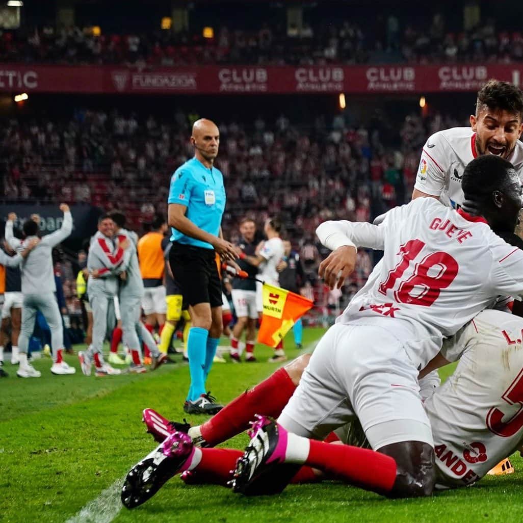 セビージャFCのインスタグラム：「📸 Aquí está la 𝙈𝙀𝙅𝙊𝙍 𝘽𝘼𝙉𝘿𝘼. ❤️  #WeareSevilla #NuncaTeRindas #AthleticSevillaFC」