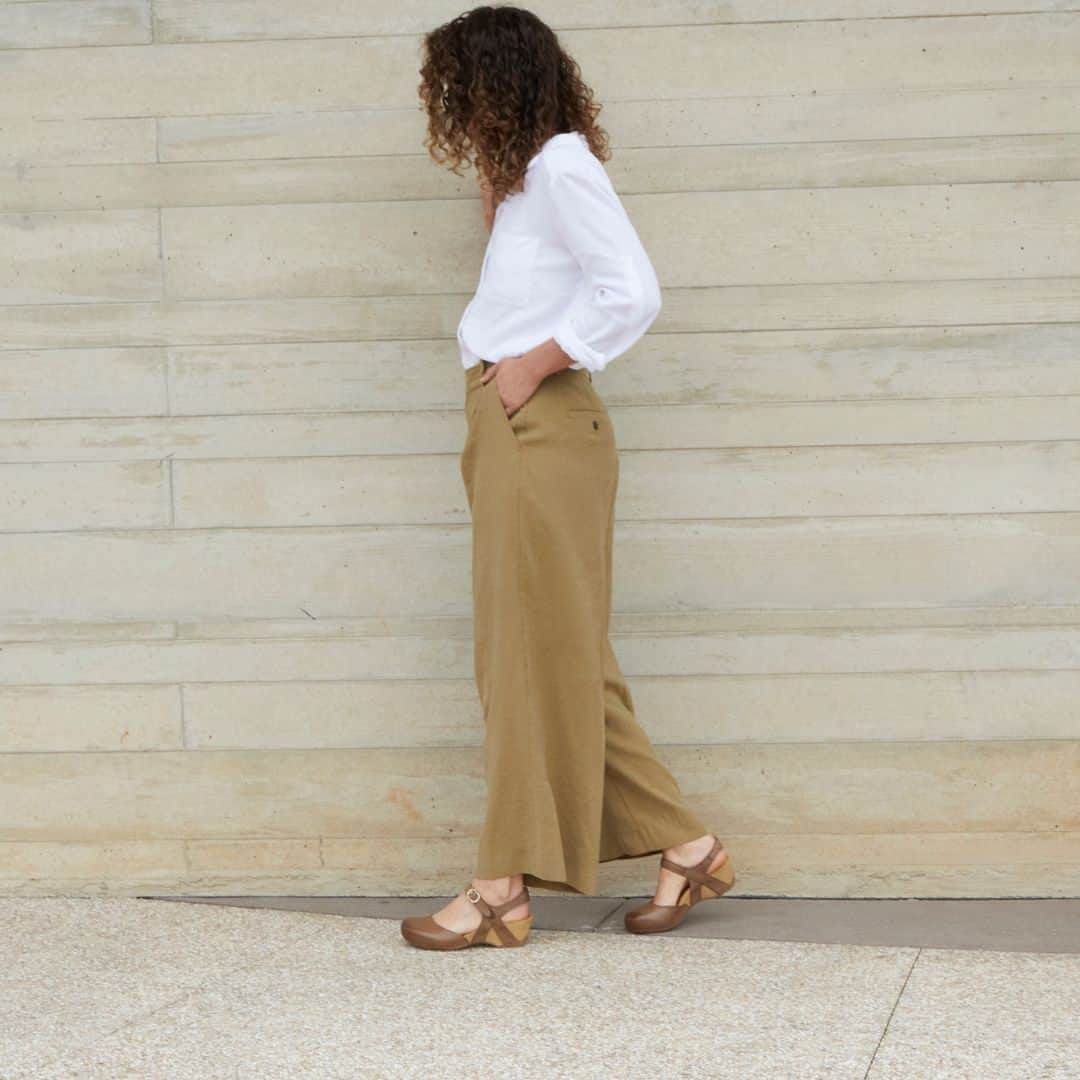 ダンスコのインスタグラム：「Our classic Tiffani is now available in a perfect and transeasonal neutral! Shop Tiffani Brown, link in bio. #danskofootwear #transeasonal #alldaycomfort #teacherlife #momonthego #love #instagood #fashion #happy #coffee #latte #style #spring #summer  #family #beauty #fun #cute #follow #style」