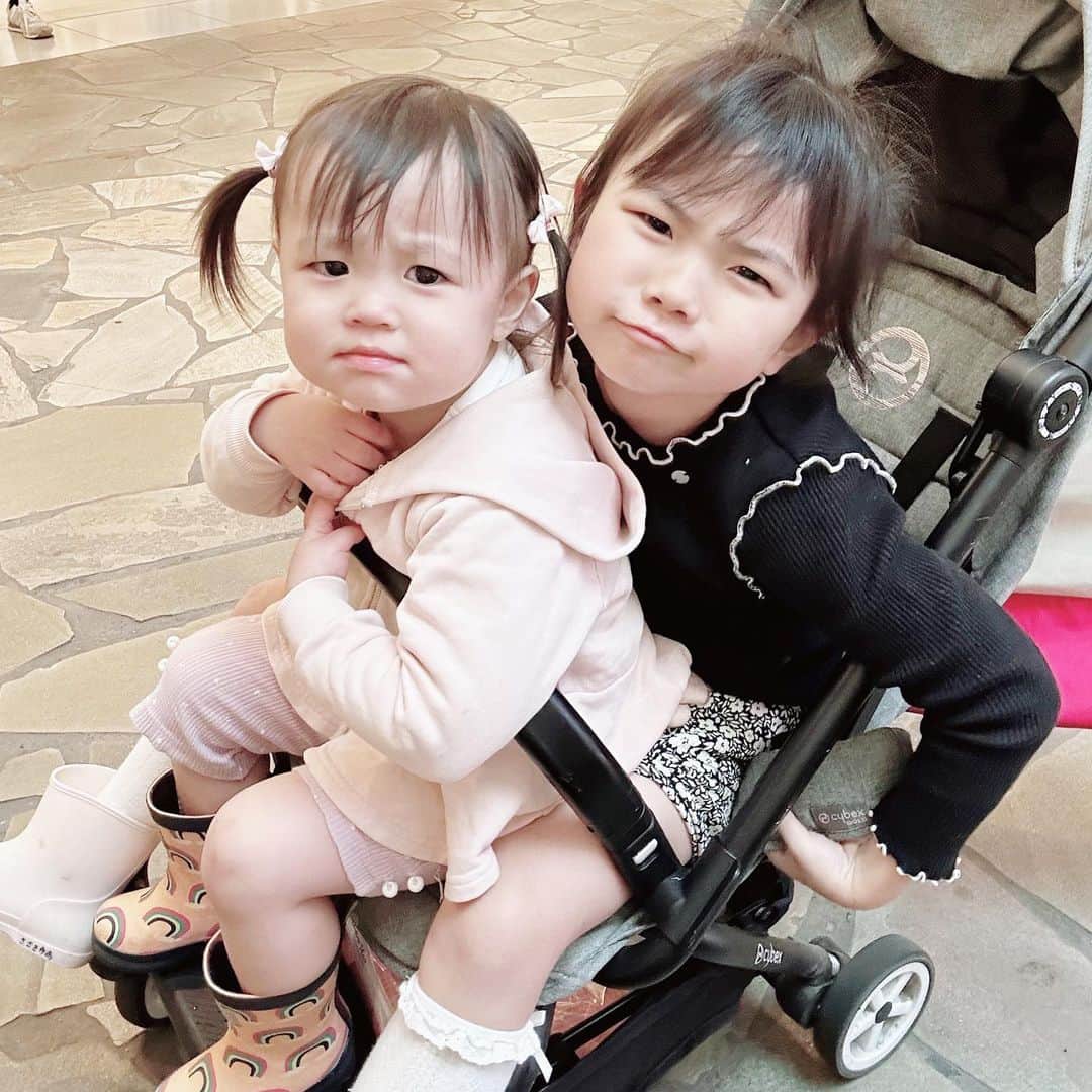 mariomi324のインスタグラム：「私の大事な大事な可愛い子ちゃんたち😍💕 ⭐︎ さてー、今日は妹も幼稚園🧒🏻 ✳︎ ✳︎ ✳︎ ✳︎ #5歳 #2歳6ヶ月 #女の子ママ #姉妹ママ #姉妹 #キッズコーデ #キッズファッション #姉妹コーデ #リンクコーデ #今日のコーデ #ootd #outfit #子供服 #ザラキッズ #zarakids #petitmain #プティマイン #kidsfashion #kidstagram #instakids #kidsphotography #sisters」