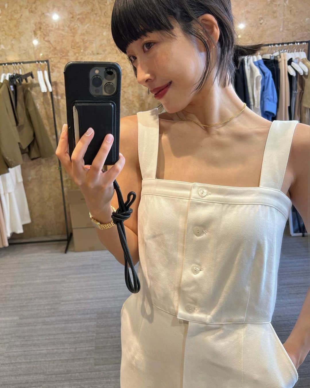 山内一世のインスタグラム：「昨年に引き続き、今年の夏もつくりました🪡 今回はボタンがハートに。 とめるときかわいい〜ってなります。🤍  真夏の快適さを考えて伸縮性と生地の厚みに拘って。 (もちろんオールシーズンでご愛用していただけます☺️ アクティブで楽ちんに。そして何より美シルエット🧺  #meer_23summer」