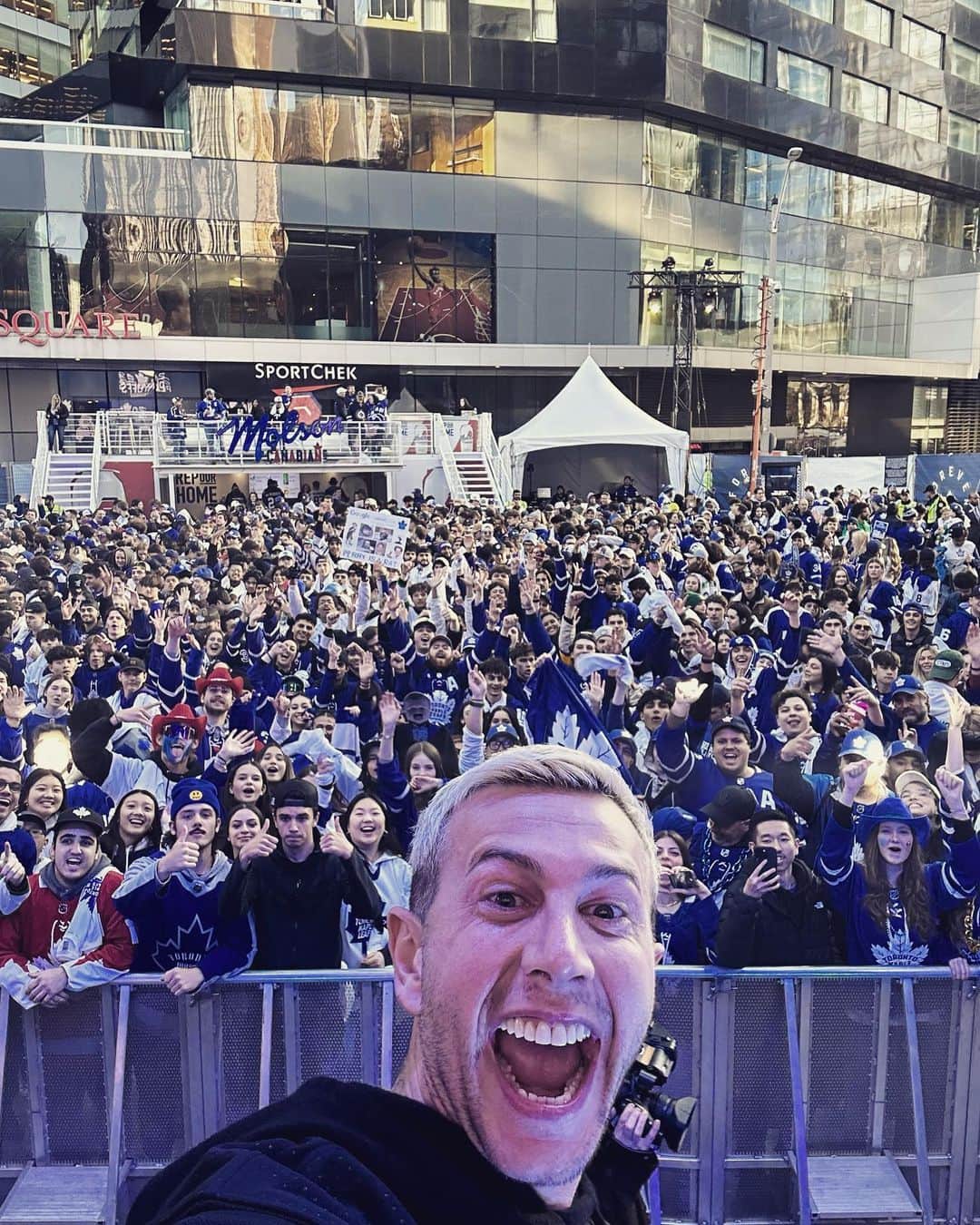 フェデリコ・ベルナルデスキのインスタグラム：「Go Leafs Go! 🍁  Thank you Toronto ❤️  @mapleleafs  #leafsforever」