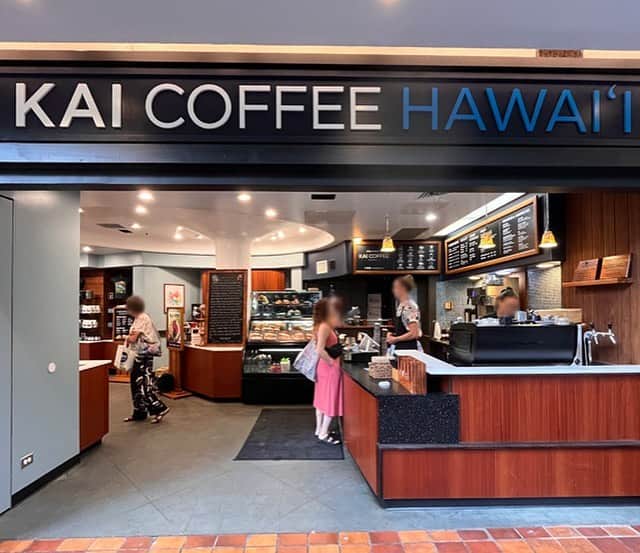 Aloha Street アロハストリートさんのインスタグラム写真 - (Aloha Street アロハストリートInstagram)「＼ゴールデンウィークはハワイのカイコーヒーでのんびりカフェタイムを／  ハワイの有名コーヒーショップ出身のオーナーのサム氏（写真4枚め）が立ち上げた、本格コーヒーが味わえるワイキキのカフェ「カイコーヒー・ハワイ」。 ハワイで採れた最高級のコーヒー豆を使用し、熟練のバリスタが手作業で一杯一杯ていねいにコーヒーを淹れてくれます。 中でも、風味豊かなコーヒーの奥に感じるマカダミアナッツフレーバーが特徴のシグネチャーメニュー、カイラテ（写真3枚め）は大人気。  開放感あふれる「ハイアット リージェンシー ワイキキ ビーチ リゾート＆スパ店」（写真5枚め）をはじめ、店舗はすべてワイキキビーチ徒歩圏内なのでアクセスも便利！ ハワイに来た際はぜひカイコーヒーに立ち寄ってみてくださいね。 詳細は、以下のリンクもしくは  @alohastreet.com_hawaii のプロフィール欄のURLからチェックを！ https://www.aloha-street.com/go/Facebook2023/47899   #カイコーヒー#カイコーヒーハワイ#kaicoffee#kaicoffeehawaii#カイラテ#コーヒー好き#カフェ好き#ハワイカフェ #ハワイ #ハワイ旅行  #hawaii #ハワイ好き#ハワイおすすめ#ハワイ情報　#ワイキキ #PR」4月28日 8時28分 - alohastreetcom_hawaii
