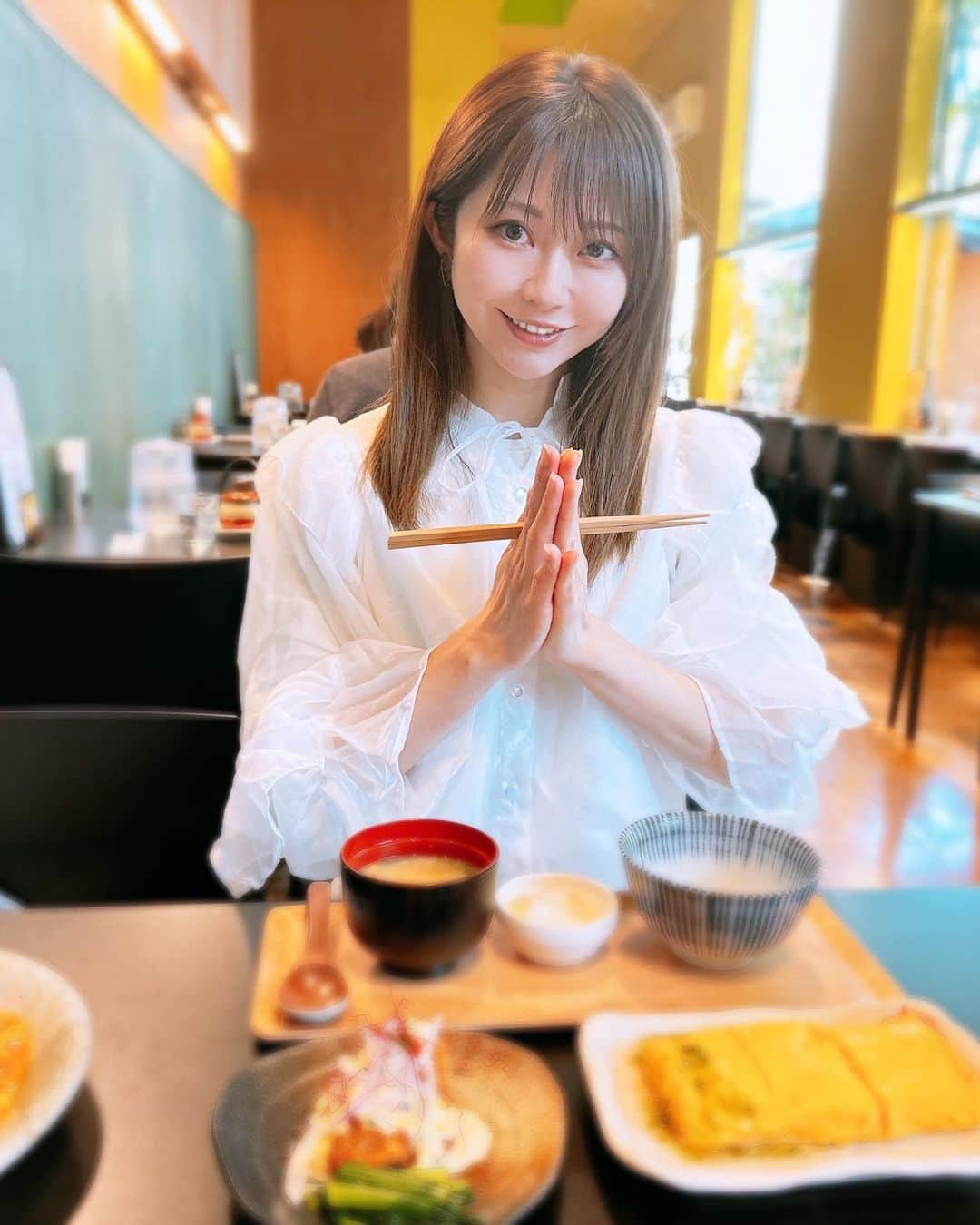 折原みかさんのインスタグラム写真 - (折原みかInstagram)「こんな濃厚な卵たべたことなぁぁ〜い😍😍  4月16日にリニューアルオープンした 『eggg小平本店』さんにおじゃましました✨ めちゃオシャレで素敵〜 避暑地に訪れたような空間のお店です。  　各定食には、メインの他に羽釜炊きのおひつごはん、香物、味噌汁、卵かけご飯セットがついてきます♫  ボリューミーすぎてコスパがすごい！！！😳😳 卵何個使ってるの？？っていうくらいbigなだし巻き卵にチキン南蛮生卵3つ、おひつご飯もお茶碗2杯分ある！！  おひつを開けた瞬間の湯気もたまらんよ〜🤤✨  たまごは新鮮すぎて黄身をつついても破れない✨  たまごかけごはん用のタレも最高すぎて、お口に入れた瞬間、うまぁ〜🤤って幸せになれます♫  友達が頼んだ閉じないかつ煮もサックサクで美味でしたよぉ〜  これはぜひ行ってみて欲しいな〜 卵好きにはたまらんおすすめのお店です☺️  子連れには嬉しいウェイティングルームもポイント高い ママ友と一緒にゆっくりランチしたいなぁまた行きたいです  ごちそうさまでした🙏✨  #小平店リニューアル #国分寺グルメ #小平グルメ #たまごかけごはん #新鮮たまご #タンパク質強化中  #たまご好きな人 #eggg #子連れランチ #ウェイティングルーム」4月28日 8時32分 - mikaorihara