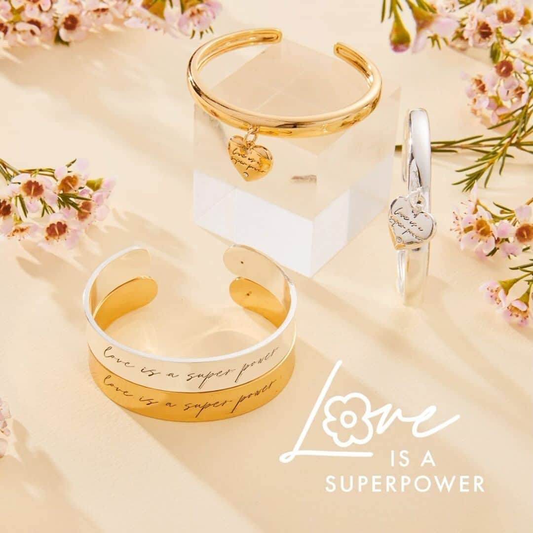 アレックスアンドアニのインスタグラム：「She’s your superhero — so this Mother’s Day, gift her a limited-release #LoveIsASuperpower cuff bracelet to show her how much you appreciate everything she does. 💕  #motherday2023 #giftsformom #supermom」