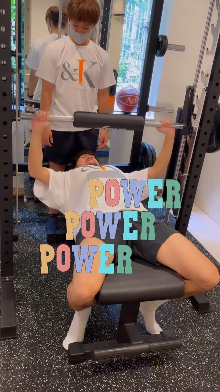 長谷川惠一のインスタグラム：「Training💪🏼💪🏼  ▶︎Bench press ベンチプレス(胸)🦸‍♂️  Training Partner : @kifuuuu_   #training #benchpress #personaltrainer #power」